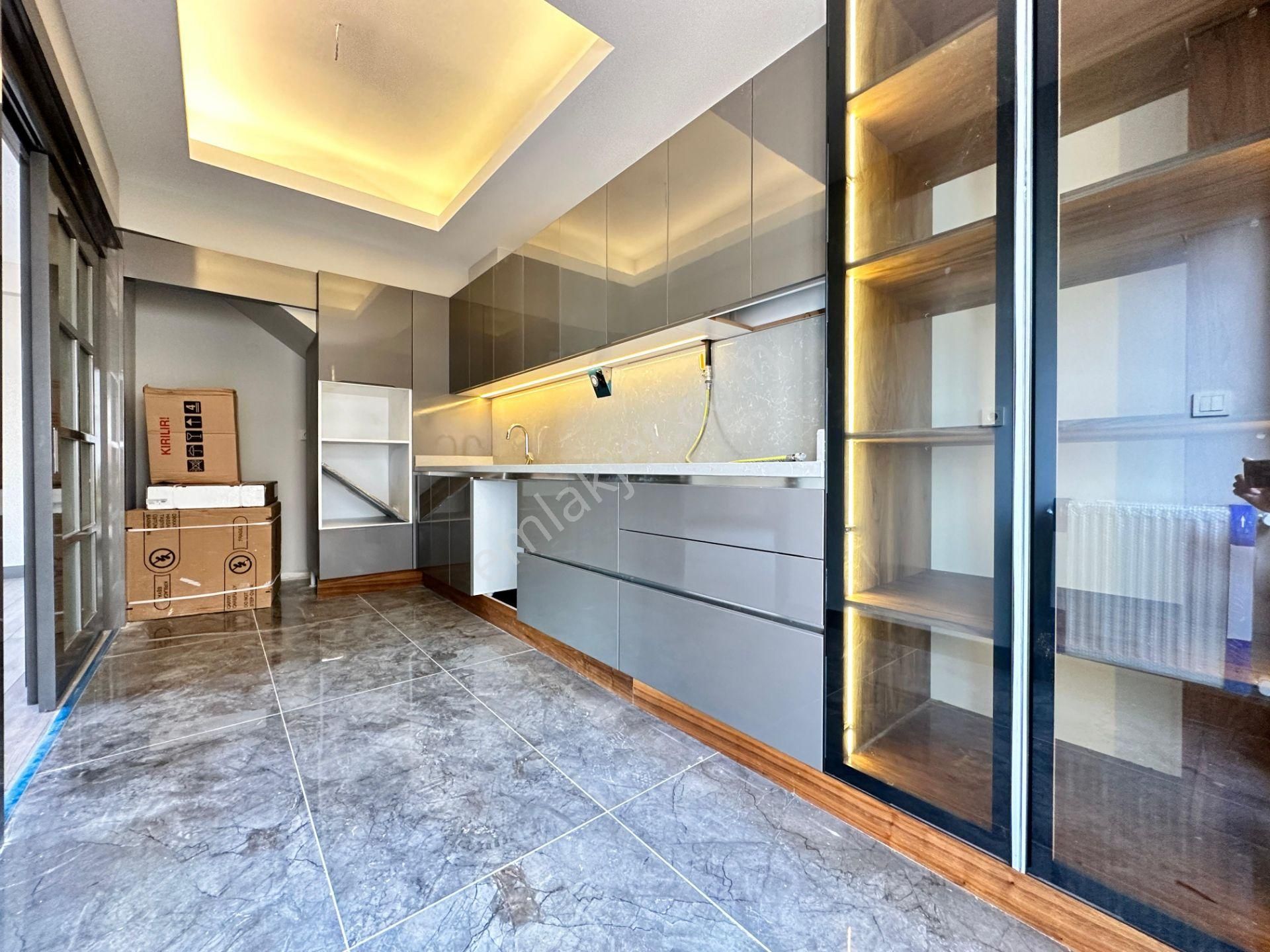 Menderes'te 3+1 300 M2 Arsa İçinde 170 M2 Havuzlu Triplex Villa - Görsel 18