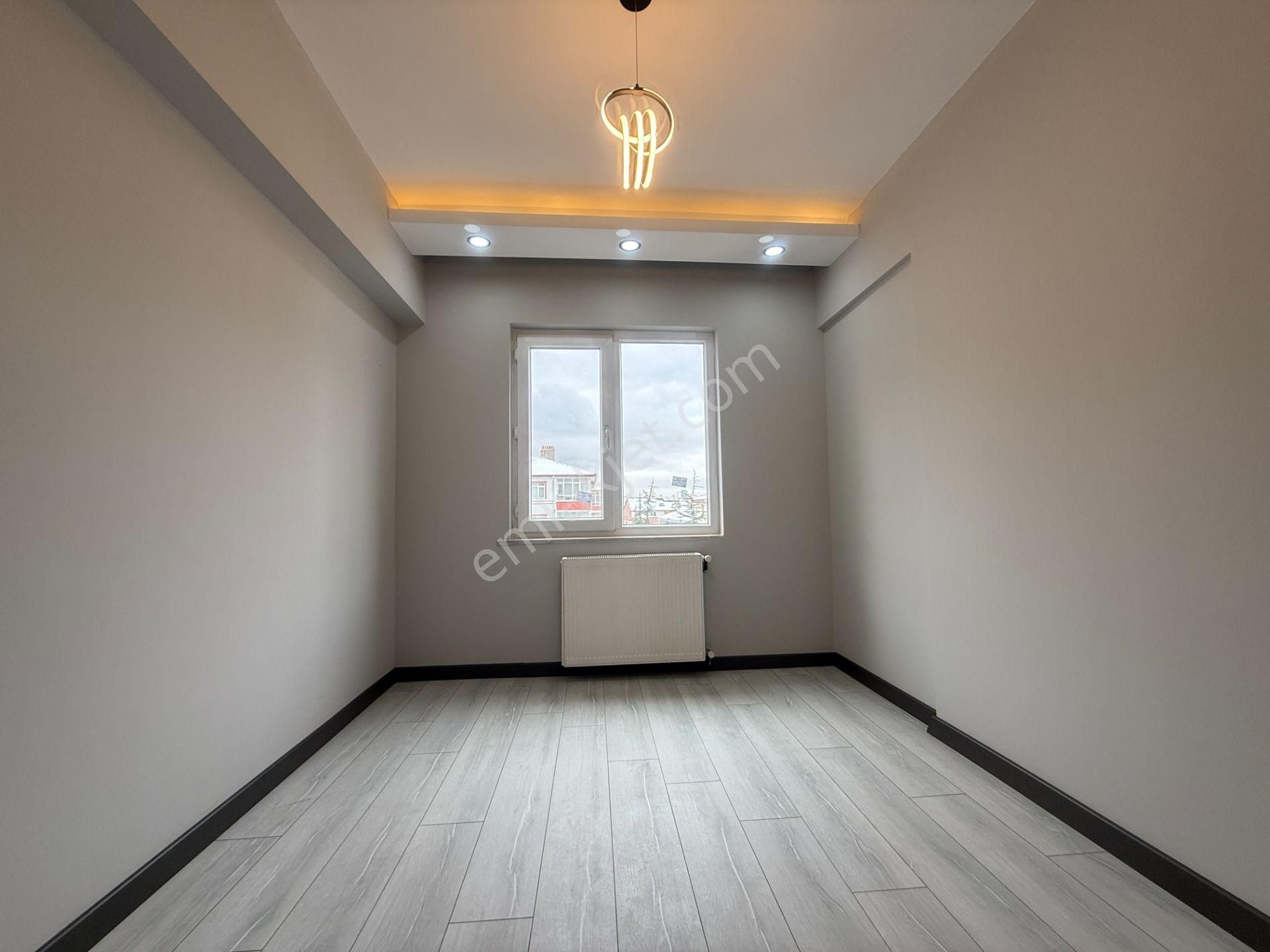 Ufuk Kılıç Emlak'tan Şık Dizayn Edilmiş 1.katta G.cephe 3+1 Daire - Görsel 12