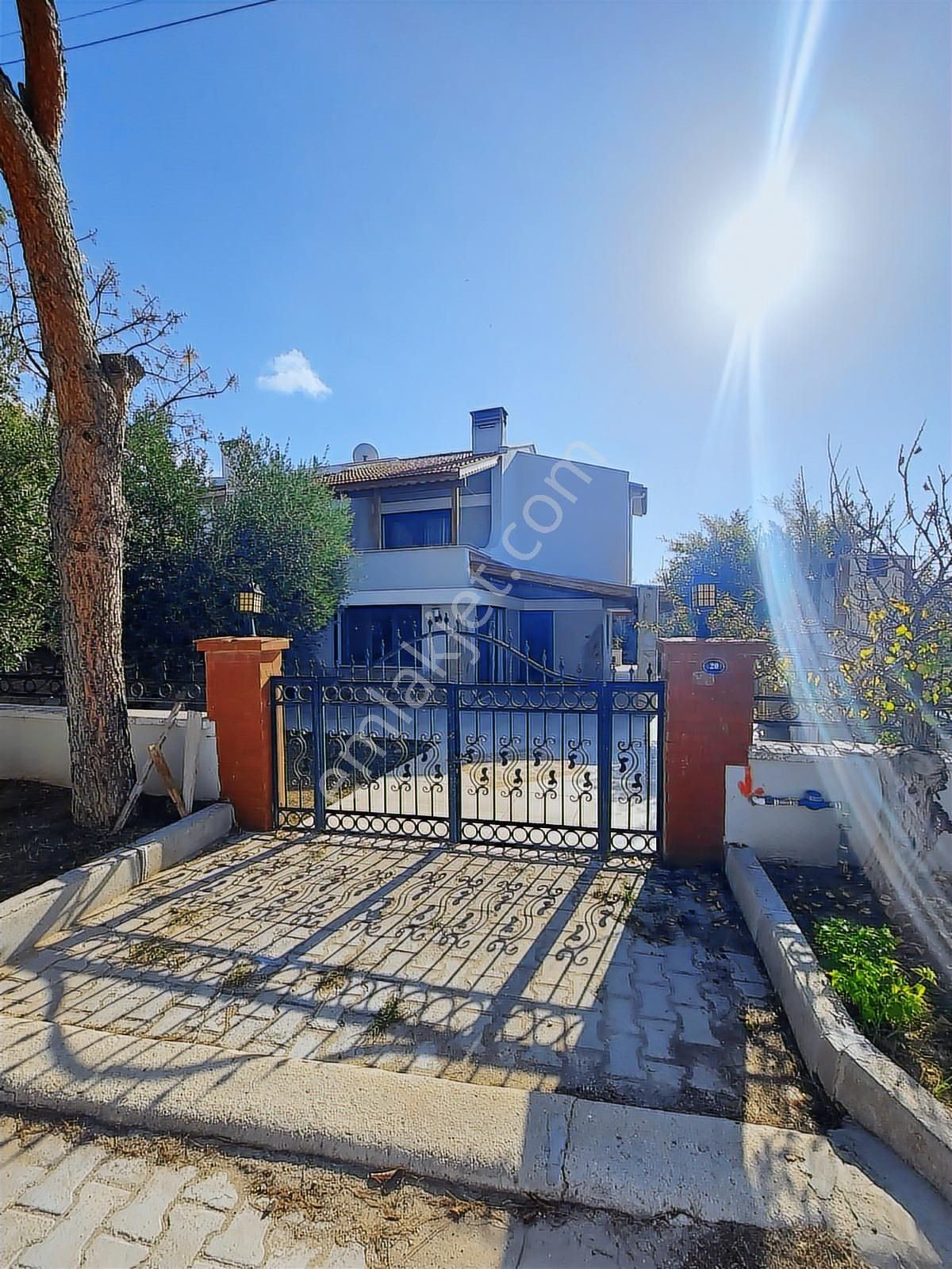 Çeşme Yalı Mahallesi Satılık Villa - 3 Cepheli - Denize 300 M