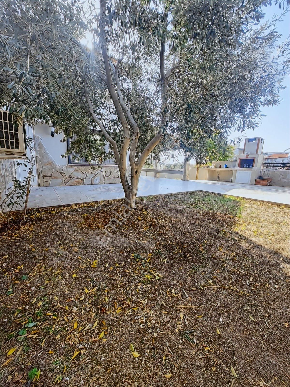 Çeşme Yalı Mahallesi Satılık Villa - 3 Cepheli - Denize 300 M - Görsel 7