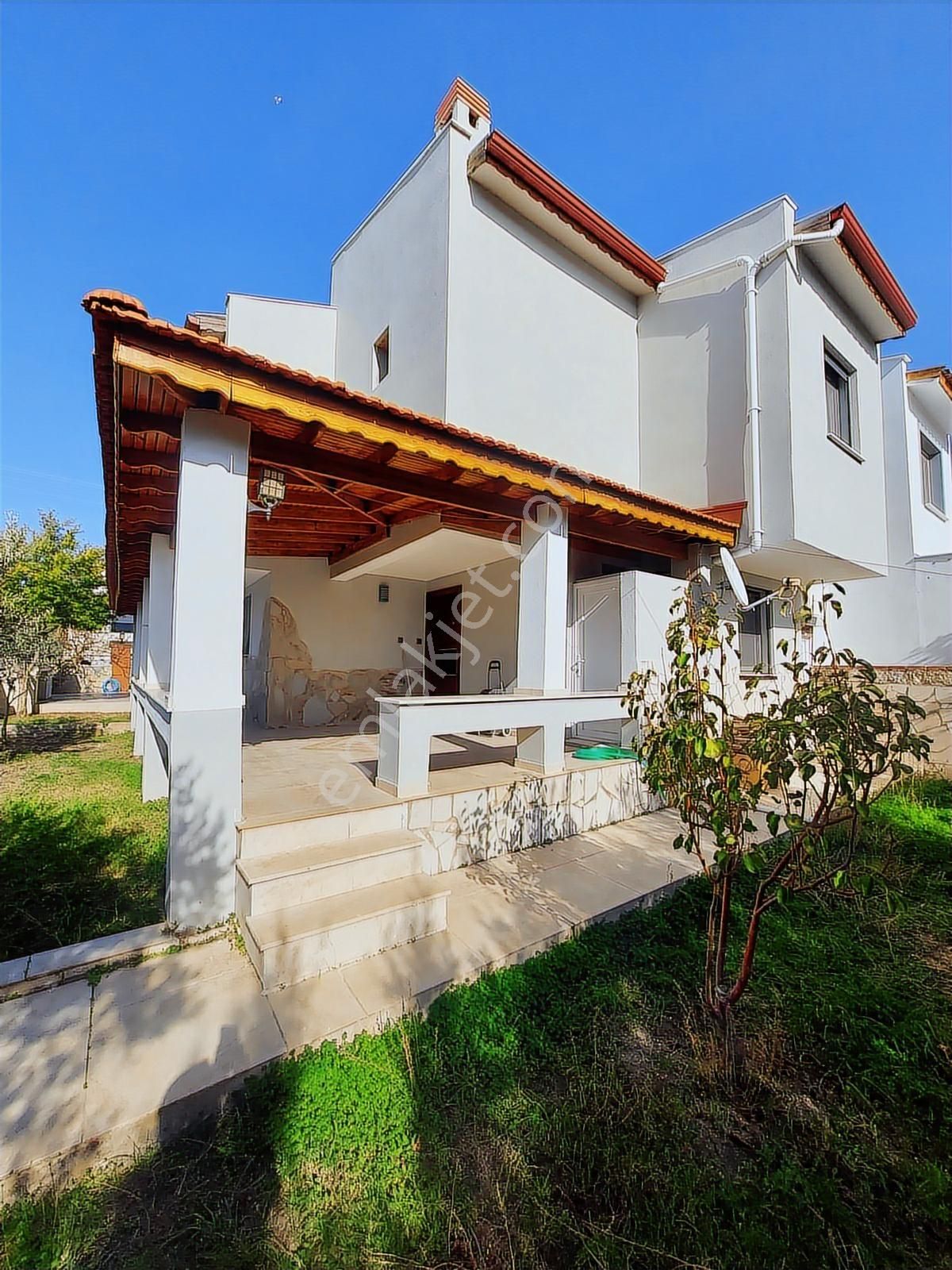 Çeşme Yalı'da Müstakil Bahçeli Satılık 4+1 Villa (denize Yakın)