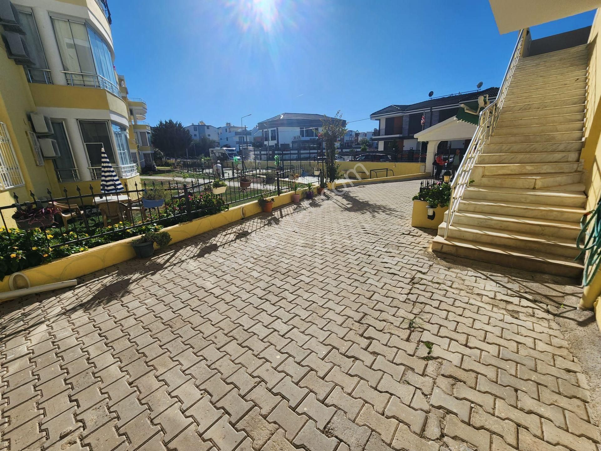 İngilizden Acil Satılık Site İçerisinde 3+1 Eşyalı Geniş Balkonlu Havuzlu Daire - Görsel 4