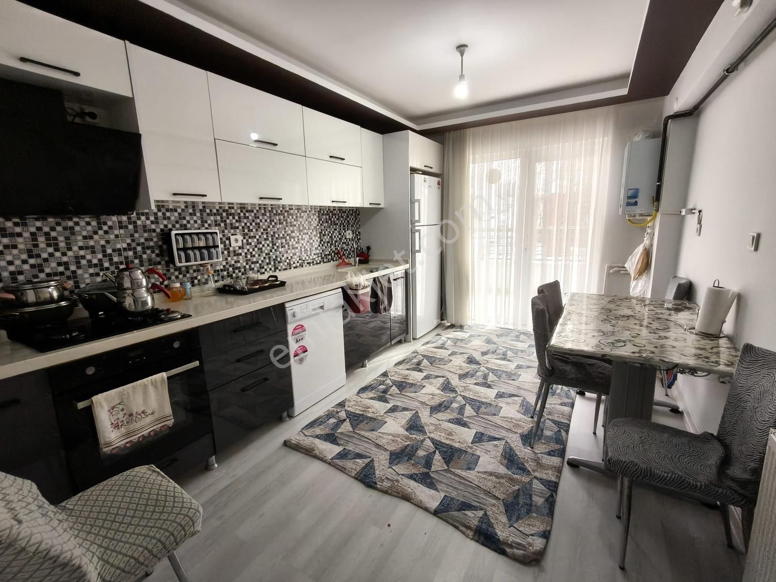 Yılmazer'den 1762 Caddede Köşebaşı Ön Cephe Masrafsız 3+1 Satlık - Görsel 5