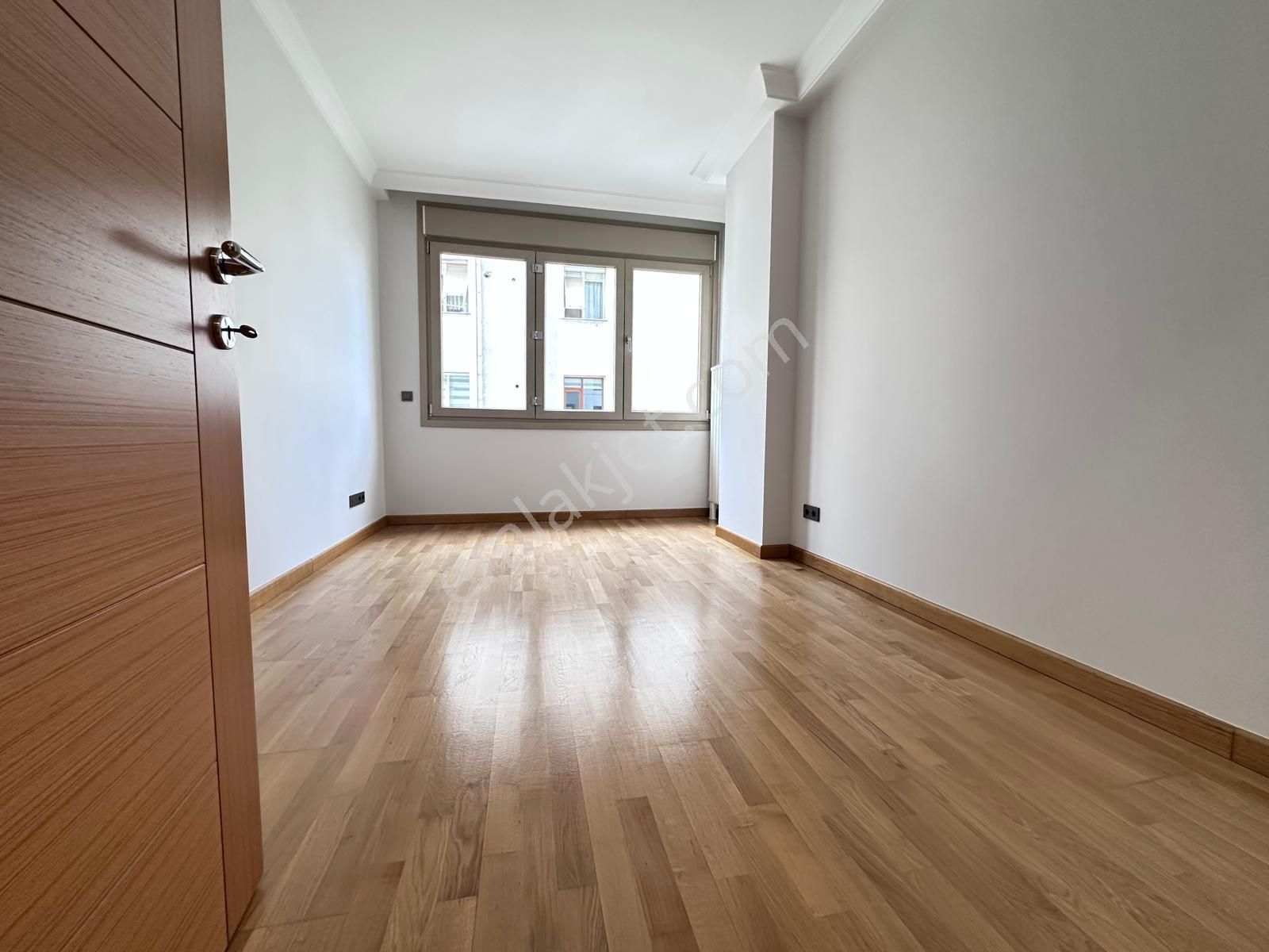 Suadiye'de 3+1 Net 105 M2 Prestijli Binada Fırsat Boş Daire - Görsel 3