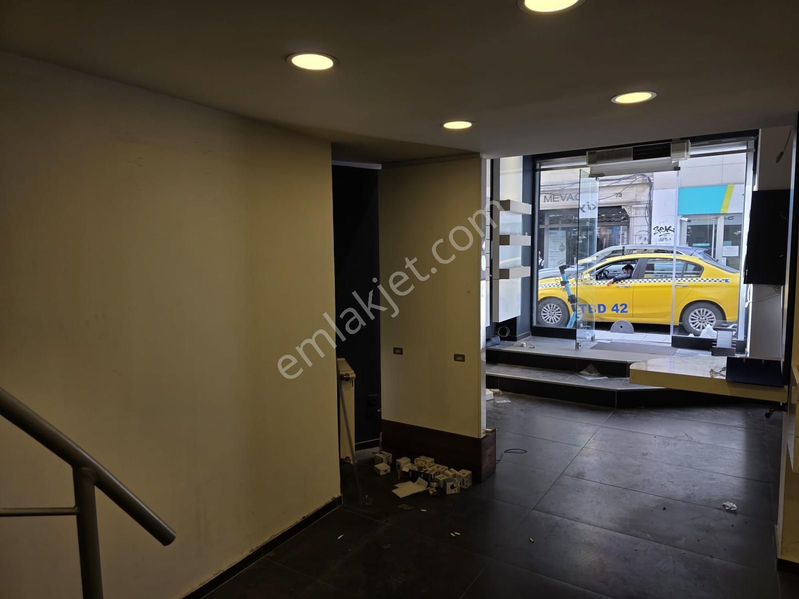 Bankalar Caddesi'nde Prestijli Kiralık Dükkan - Görsel 37