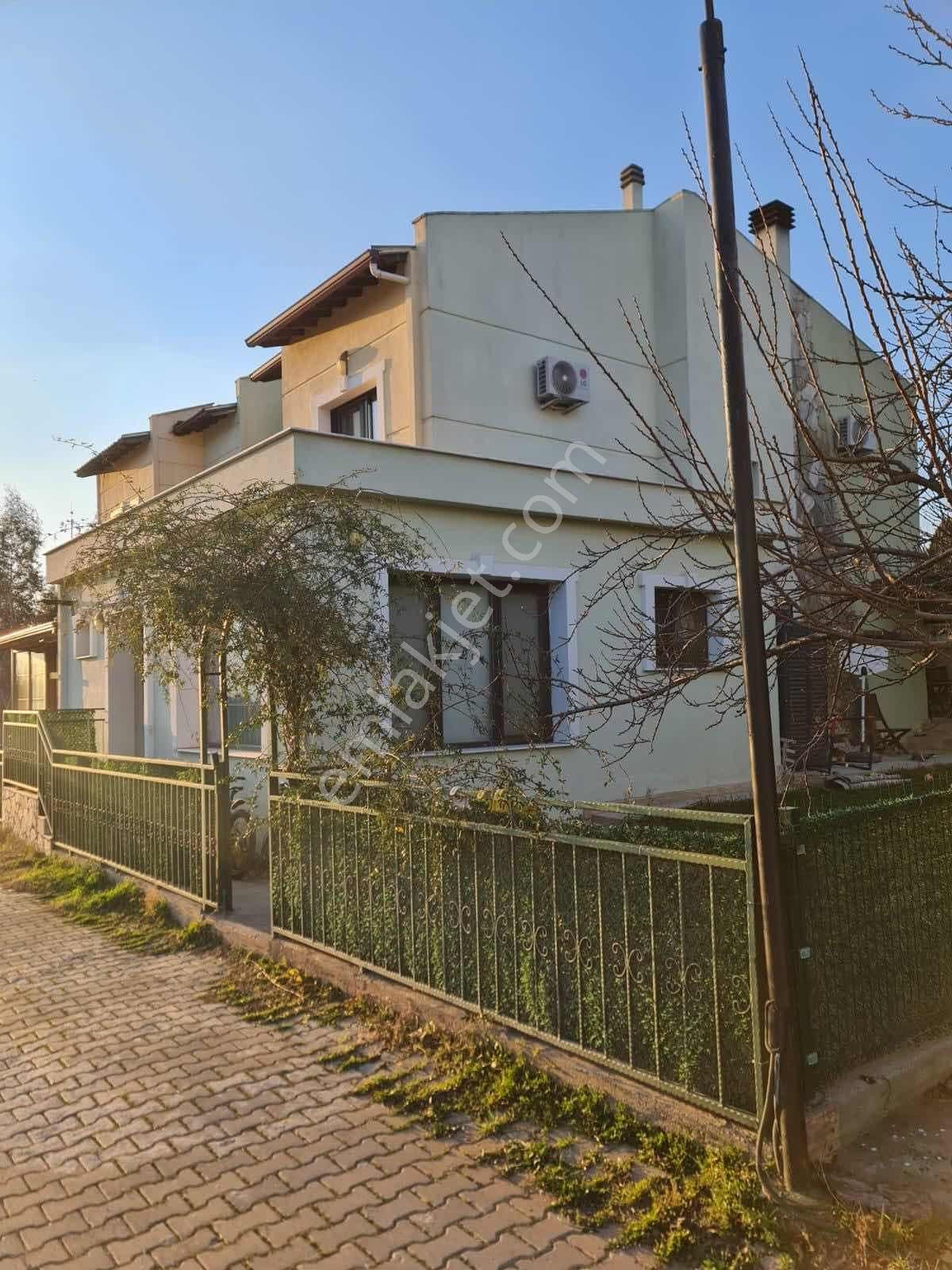 Kemalpaşa Spil Villalarında 3+1 Havuzlu Geniş Bahçeli İkiz Villa - Görsel 2