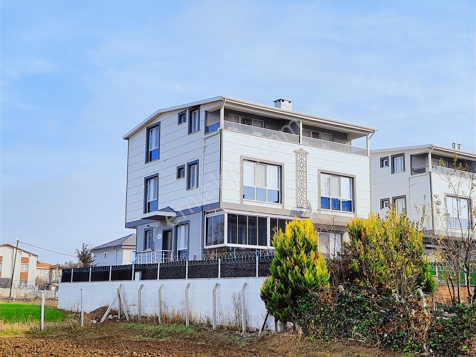 Yeniçiftliğin Tam Merkezinde Herodası Banyolu Bahçeli 4+1 Yazlık