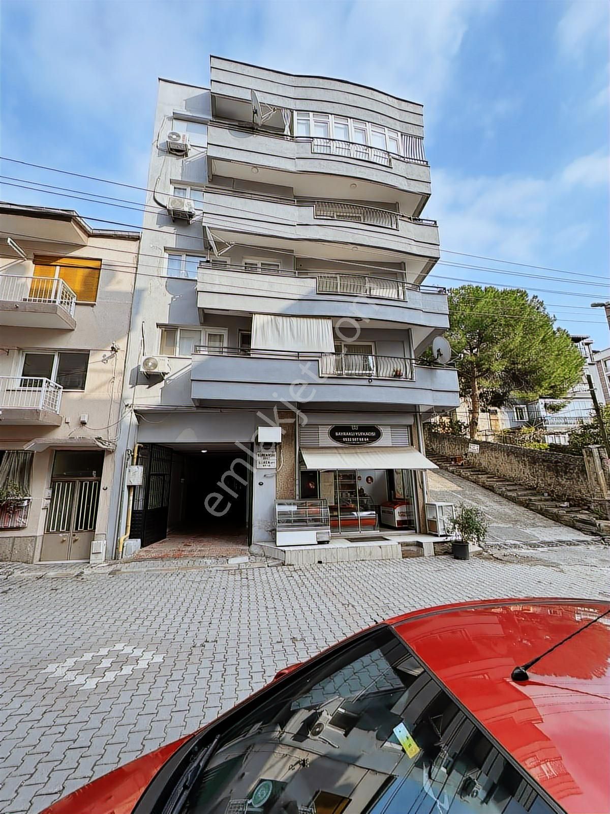 Bayraklı İzban Yakını Köşe Konumda 2+1 Satılık Daire