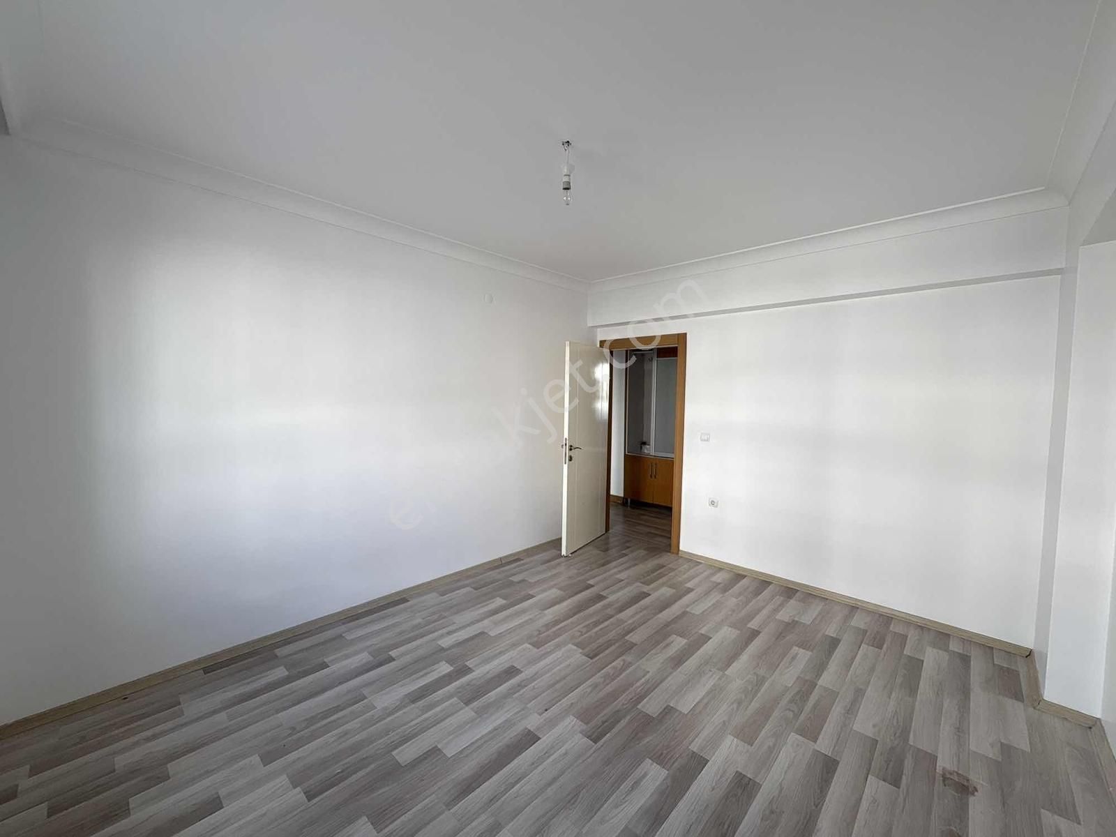 Alaçatı'dan İstasyon'da Belediye Tren Otobüs Hastane Yakını 3+1 - Görsel 19