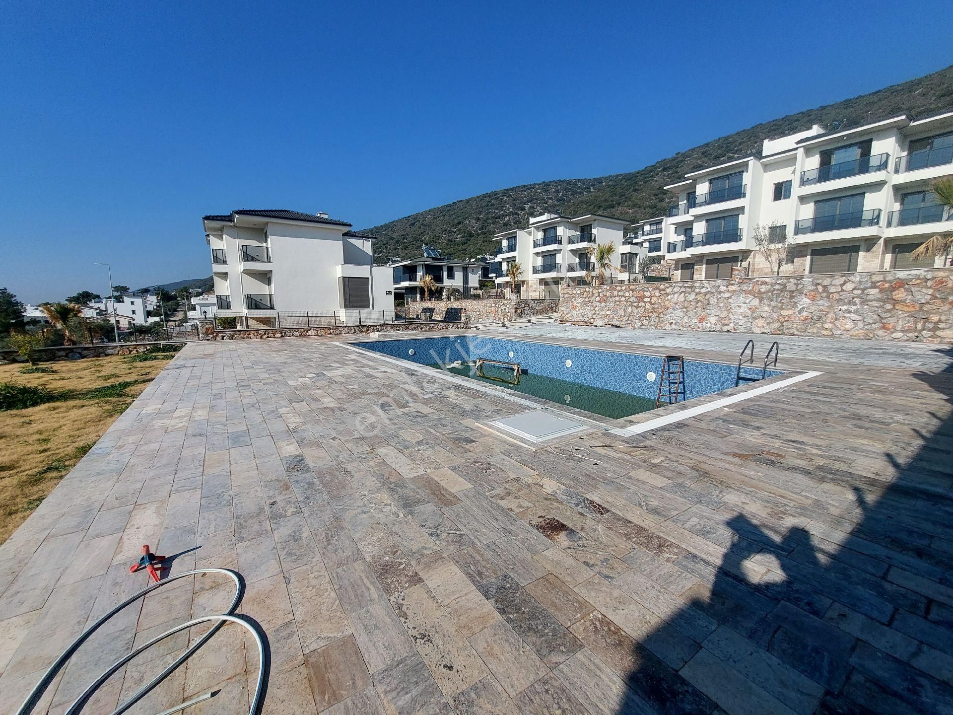 2+1bahçe Katı Havuzlu Otoparklı Site İçerisinde - Görsel 11