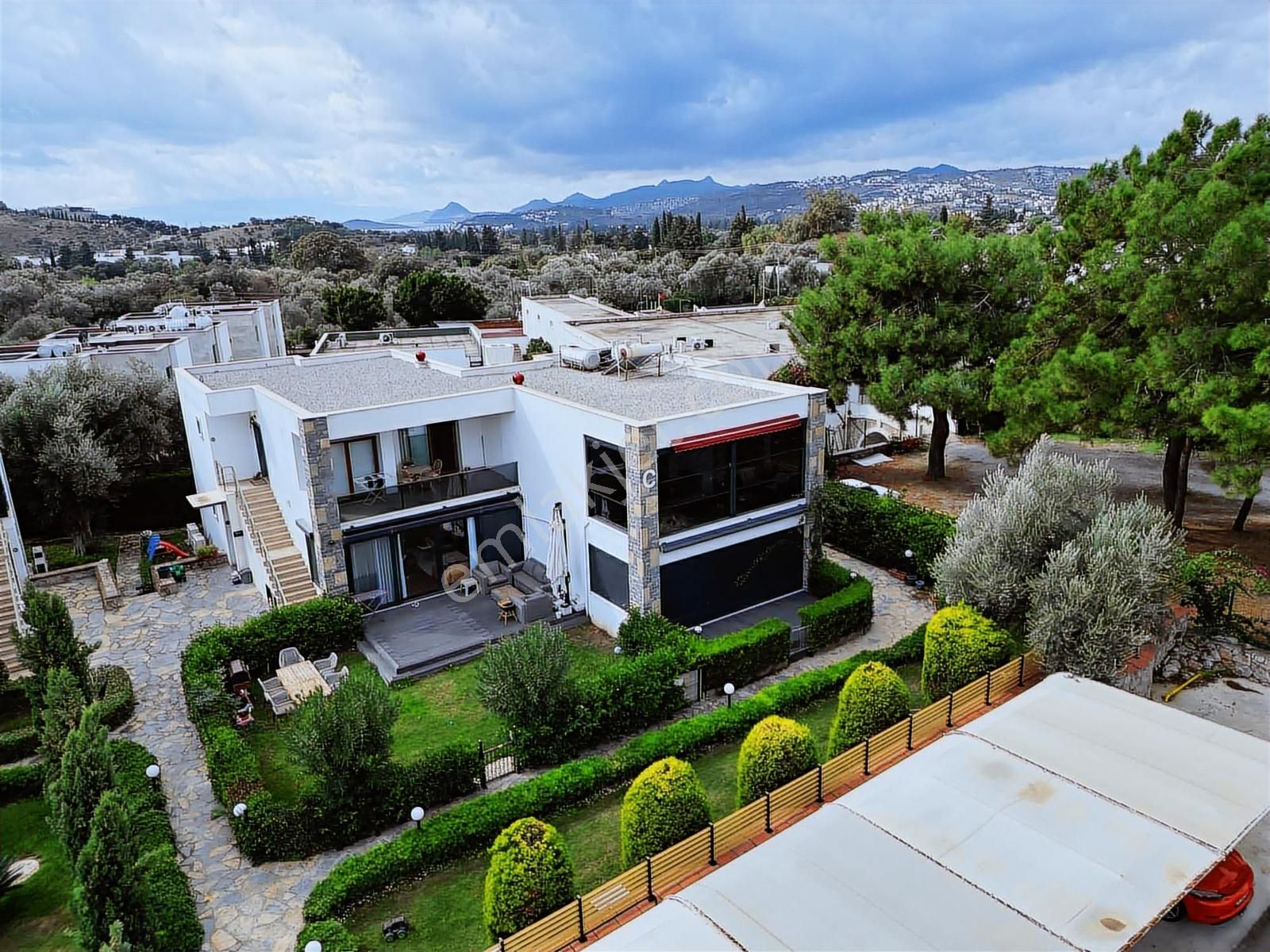 Konacık'ta Zai'ye Komşu Nezih Site İçinde Satılık Modern Daire