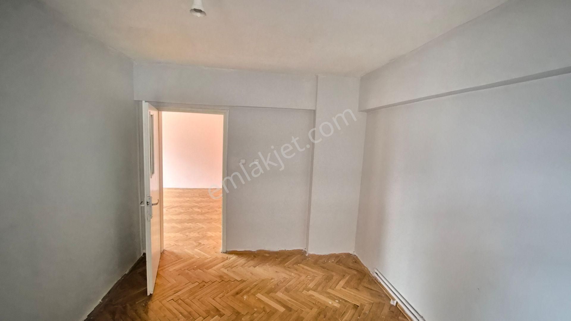 Saimekadında 3. Katta 3+1 Yapılı Kiralık Daire - Görsel 12