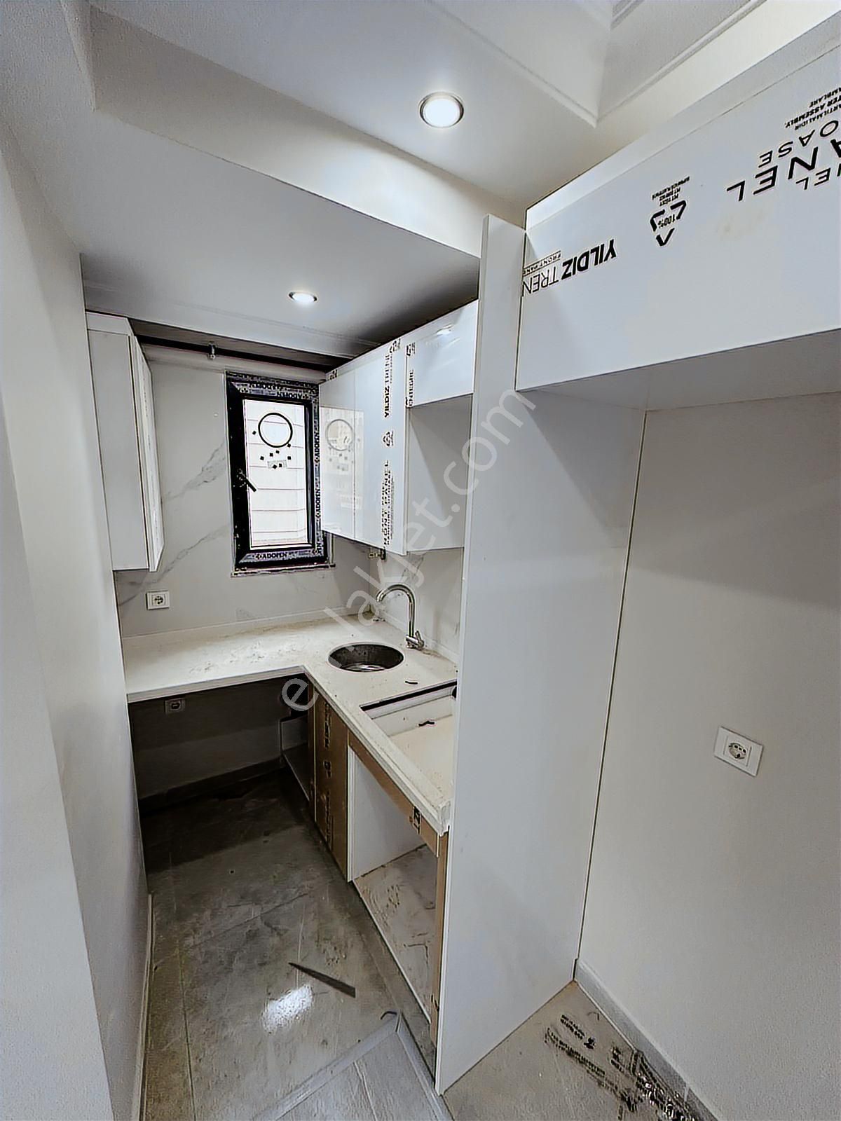 Şeref Emlak'tan Peyman Sokakta Arakat Balkonlu Daire - Görsel 2