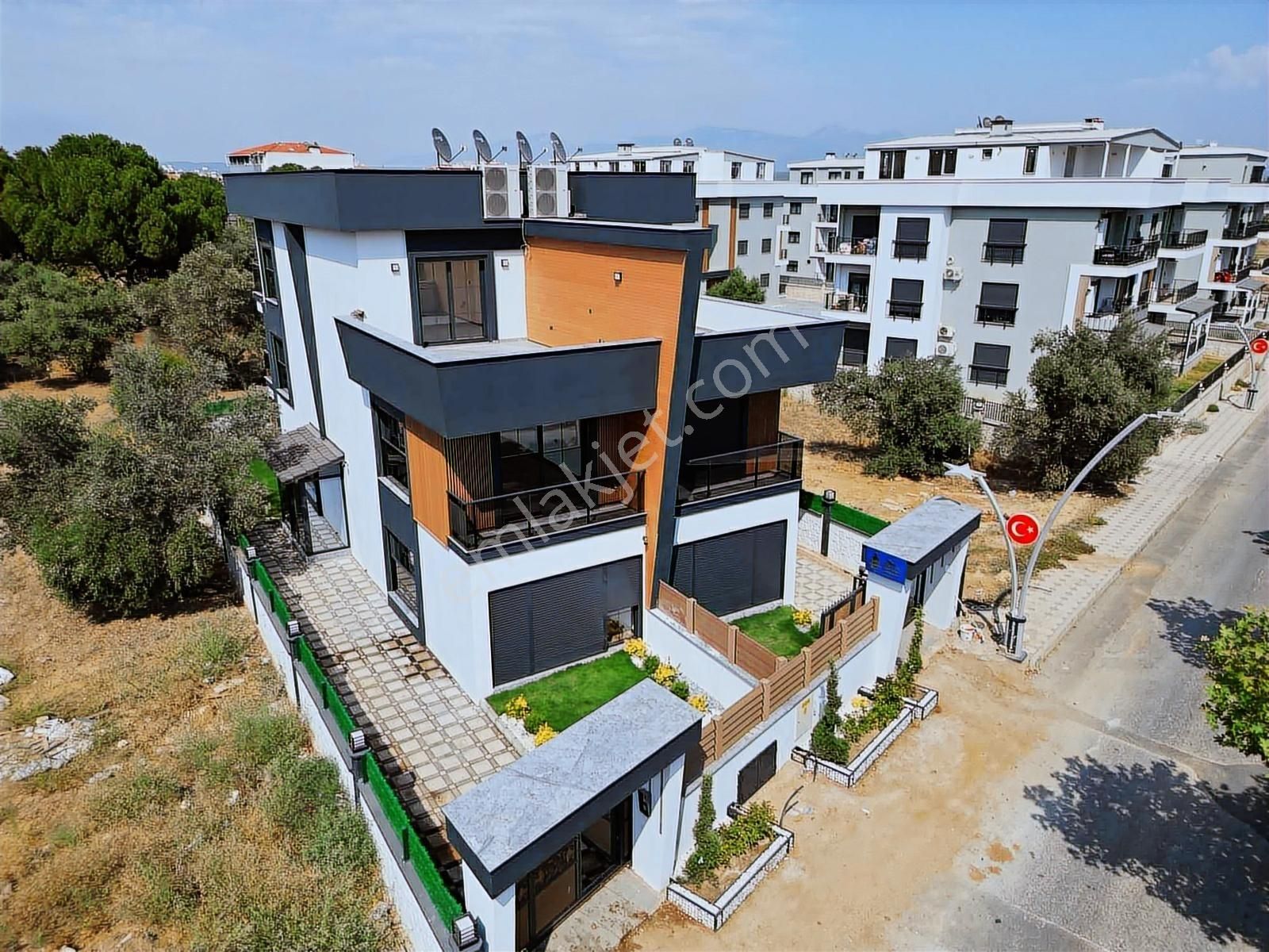 Q'zen Den Kemalpaşa Mahallesinde Geniş Lüks Sıfır 4+1 Villa