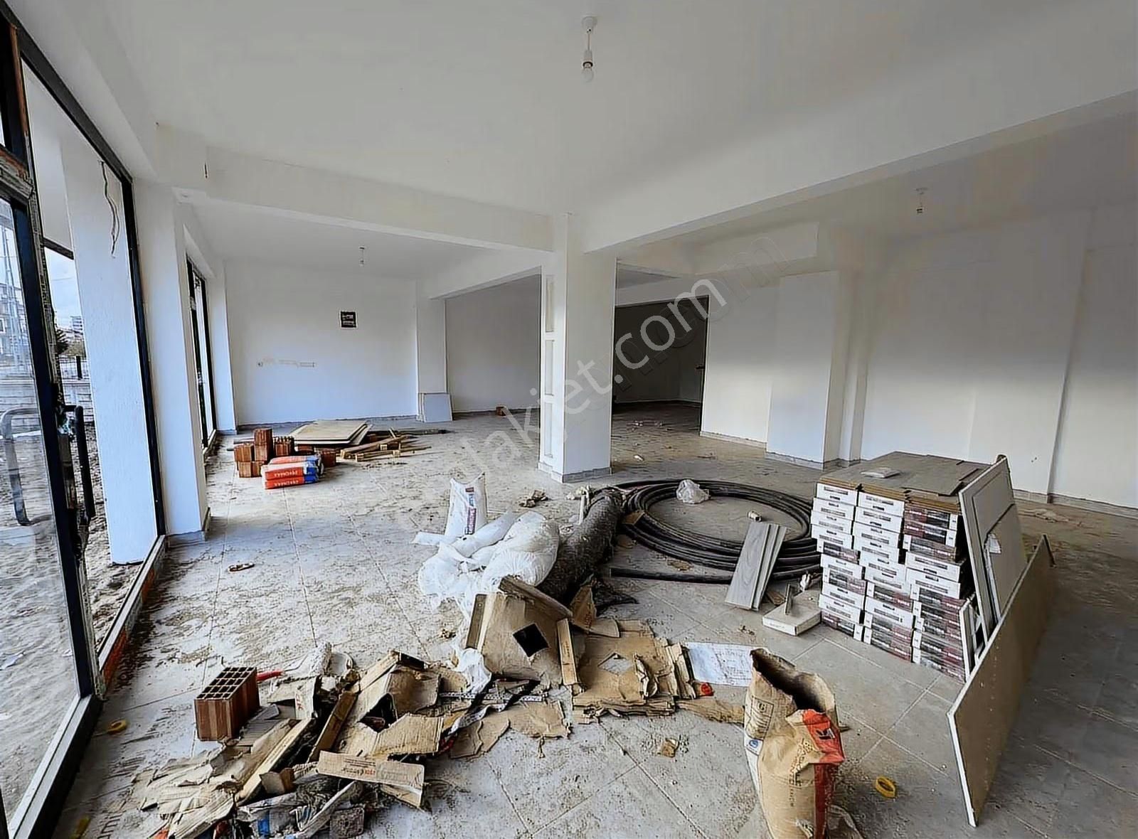 Öz-emmax Dan İstasyon Caddesinde 113m2 Kiralık Dükkan - Görsel 4