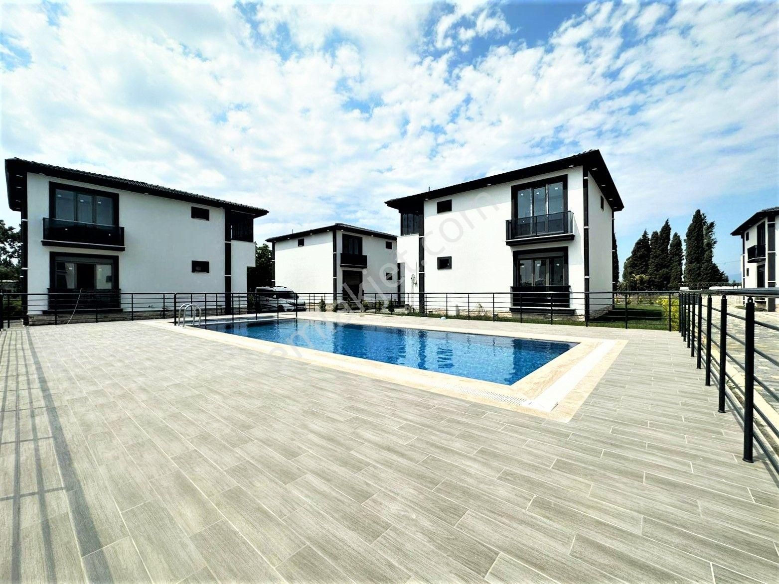 Aygülden Edremit'de Site İçi Ayrı Mutfak Ebeveyn Banyolu Havuzlu 4+1 Bağımsız Satılık Müstakil Villa - Görsel 35