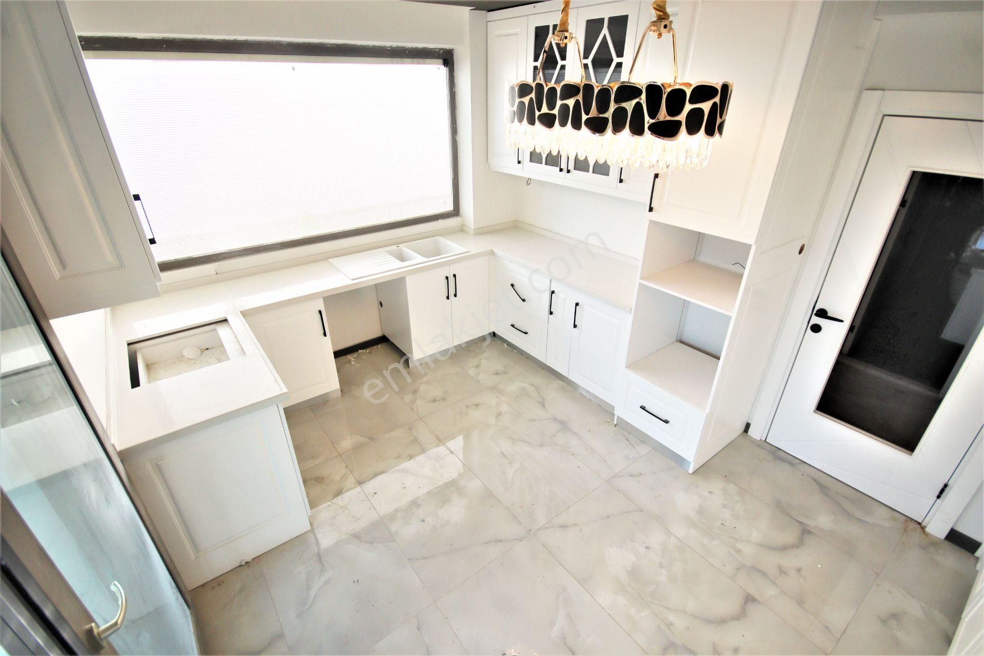 Aygülden Edremit'de Site İçi Ayrı Mutfak Ebeveyn Banyolu Havuzlu 4+1 Bağımsız Satılık Müstakil Villa - Görsel 4