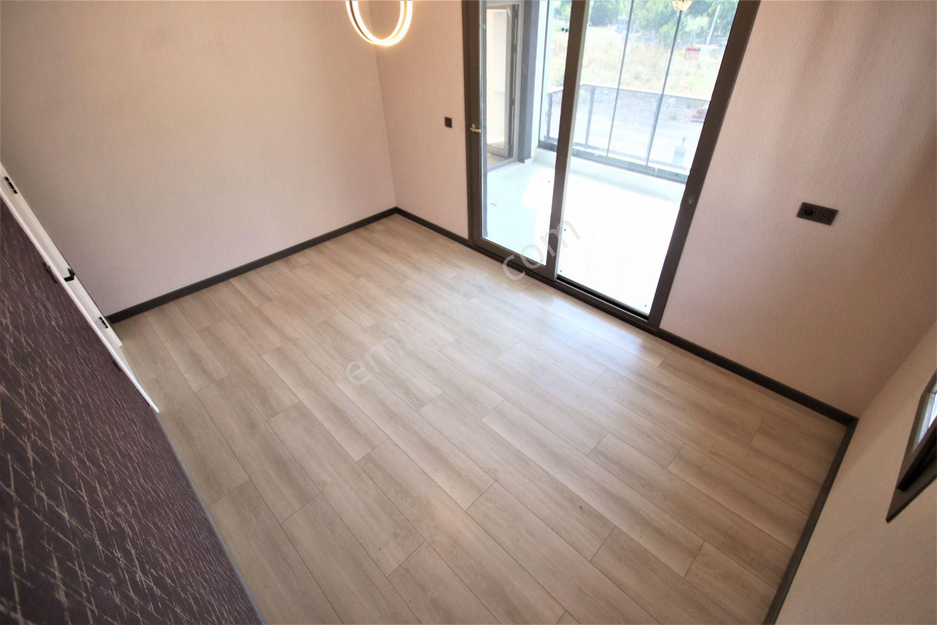 Aygülden Edremit'de Site İçi Ayrı Mutfak Ebeveyn Banyolu Havuzlu 4+1 Bağımsız Satılık Müstakil Villa - Görsel 31