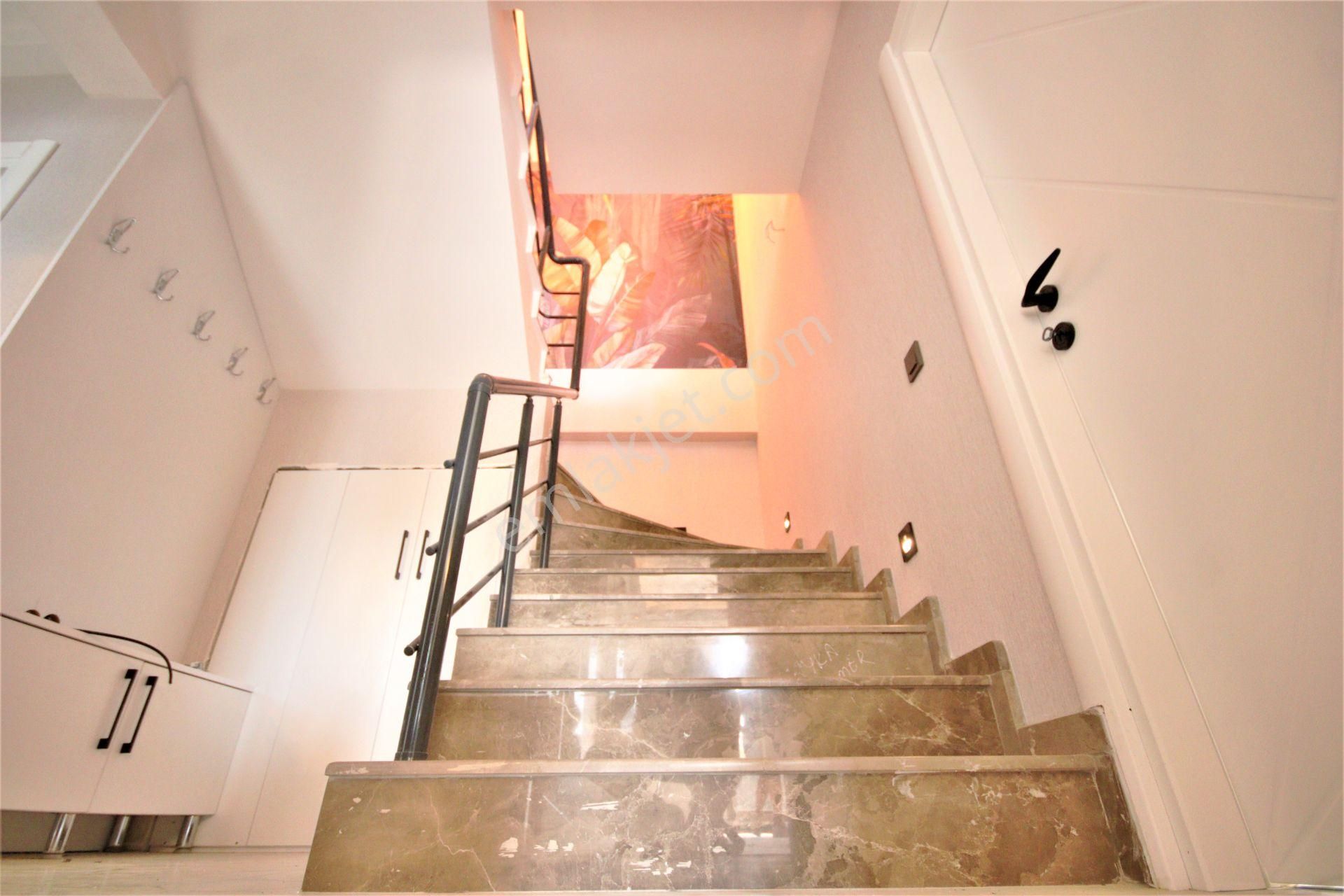 Aygülden Edremit'de Site İçi Ayrı Mutfak Ebeveyn Banyolu Havuzlu 4+1 Bağımsız Satılık Müstakil Villa - Görsel 13