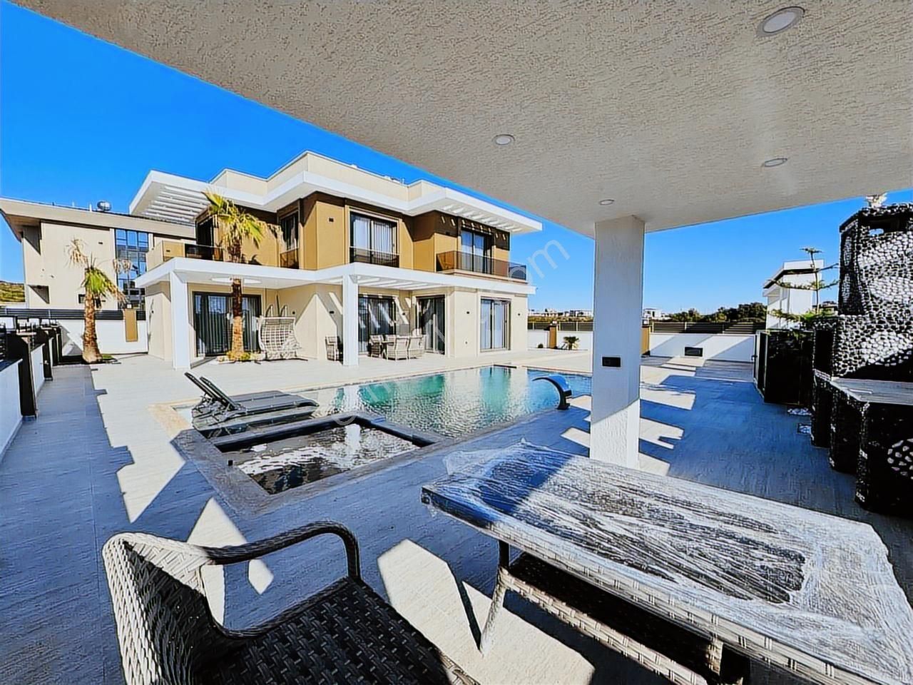 Didimde 510 M2 Arsa İçinde Akıllı Sistem Ful Eşyalı Lüx Villa