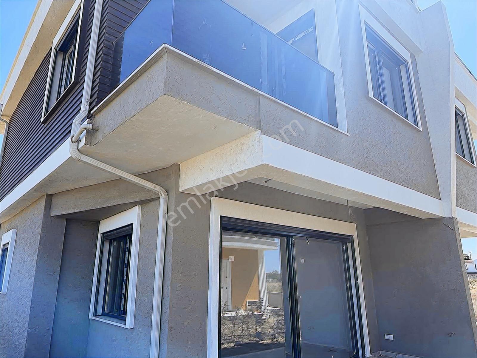 Denize Yakın Konumda Bahçeli İskanlı Manzaralı Sıfır Villa - Görsel 15