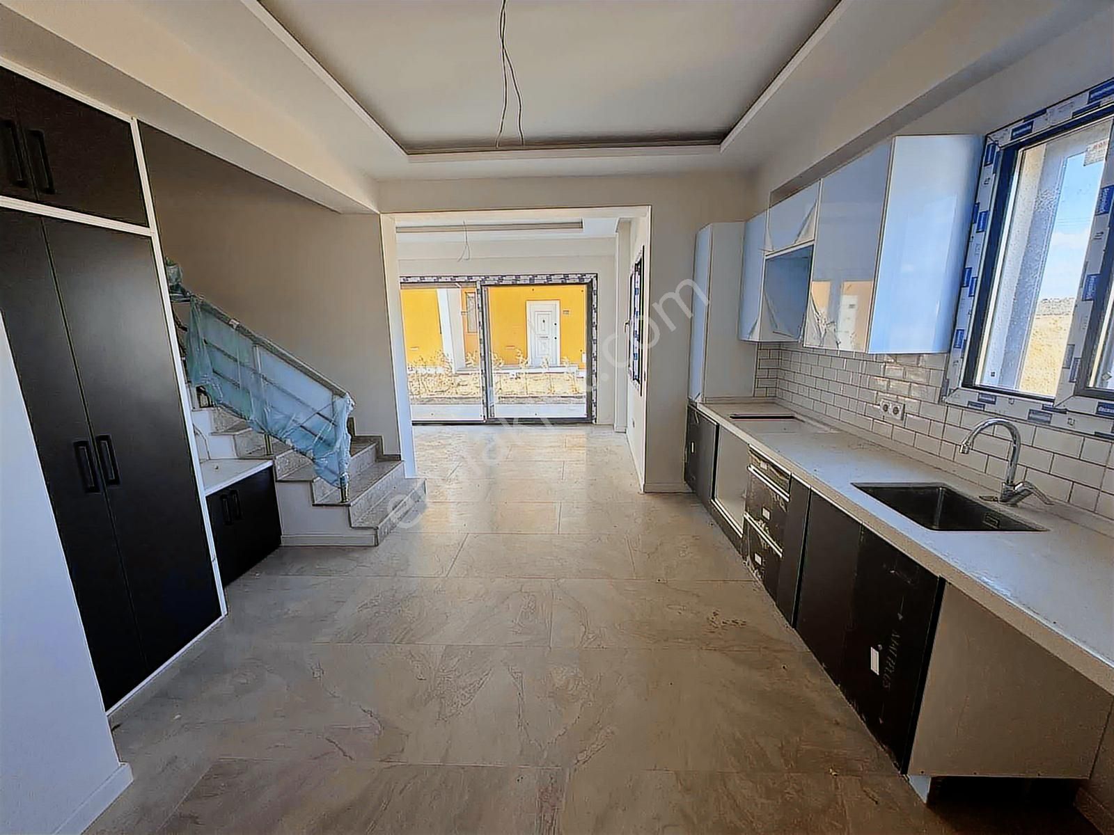 Denize Yakın Konumda Bahçeli İskanlı Manzaralı Sıfır Villa - Görsel 25