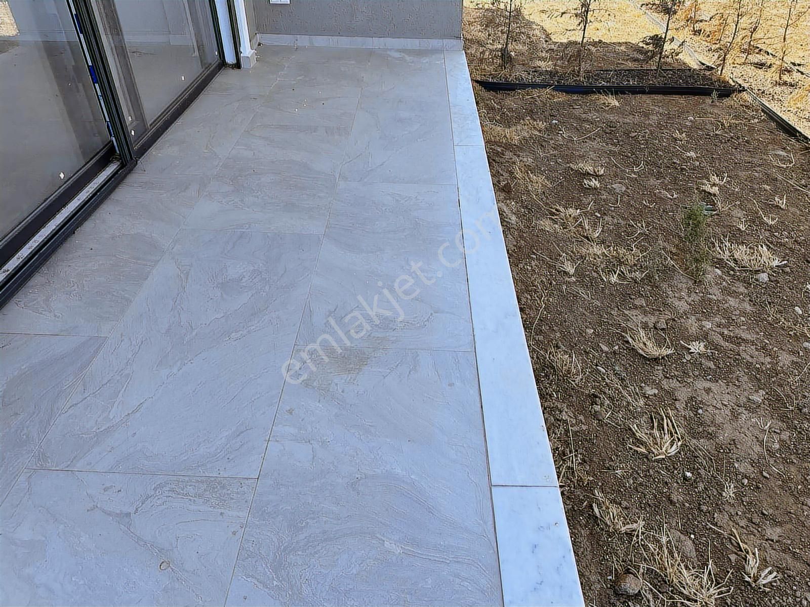 Denize Yakın Konumda Bahçeli İskanlı Manzaralı Sıfır Villa - Görsel 2