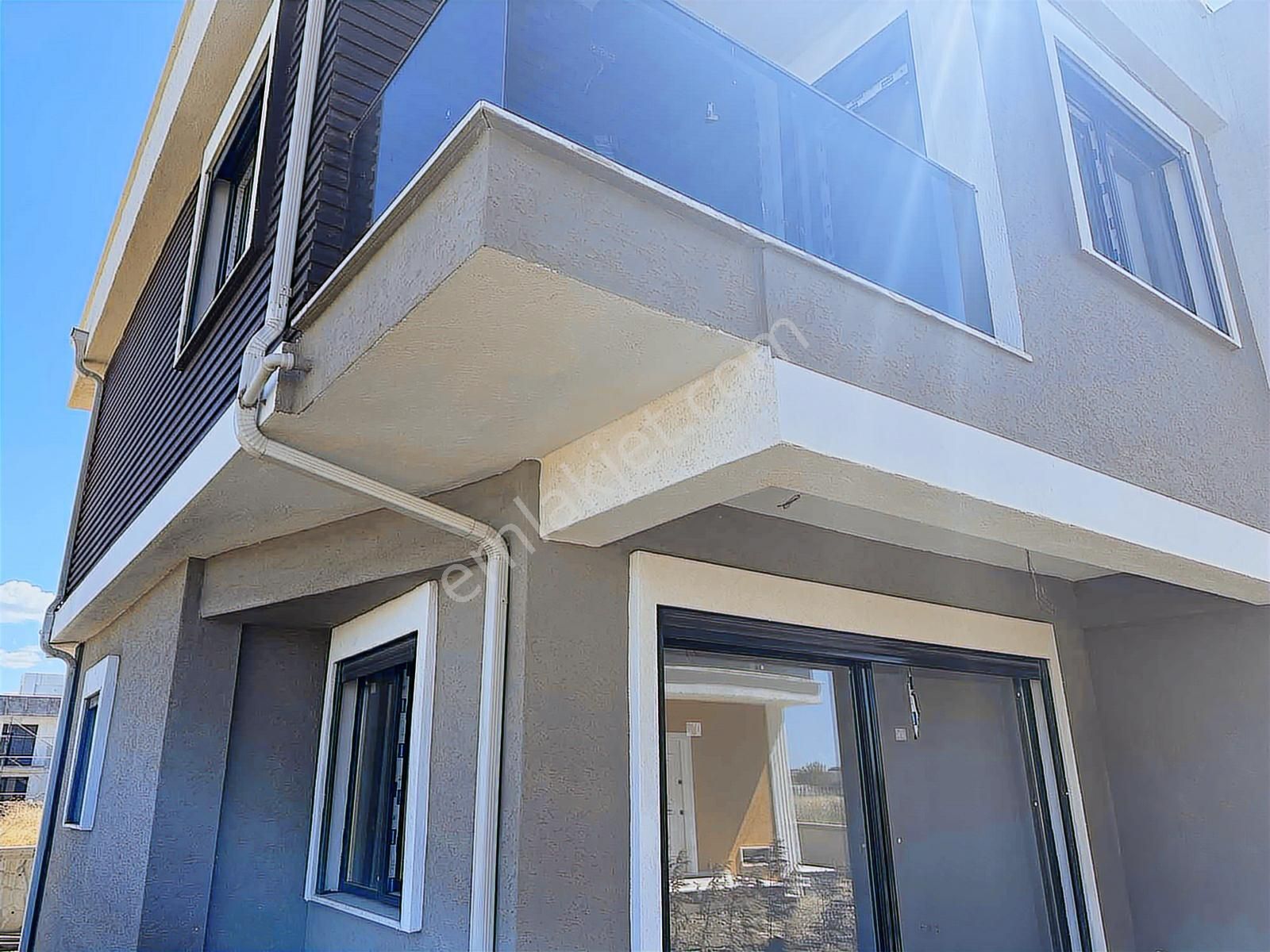 Denize Yakın Konumda Bahçeli İskanlı Manzaralı Sıfır Villa