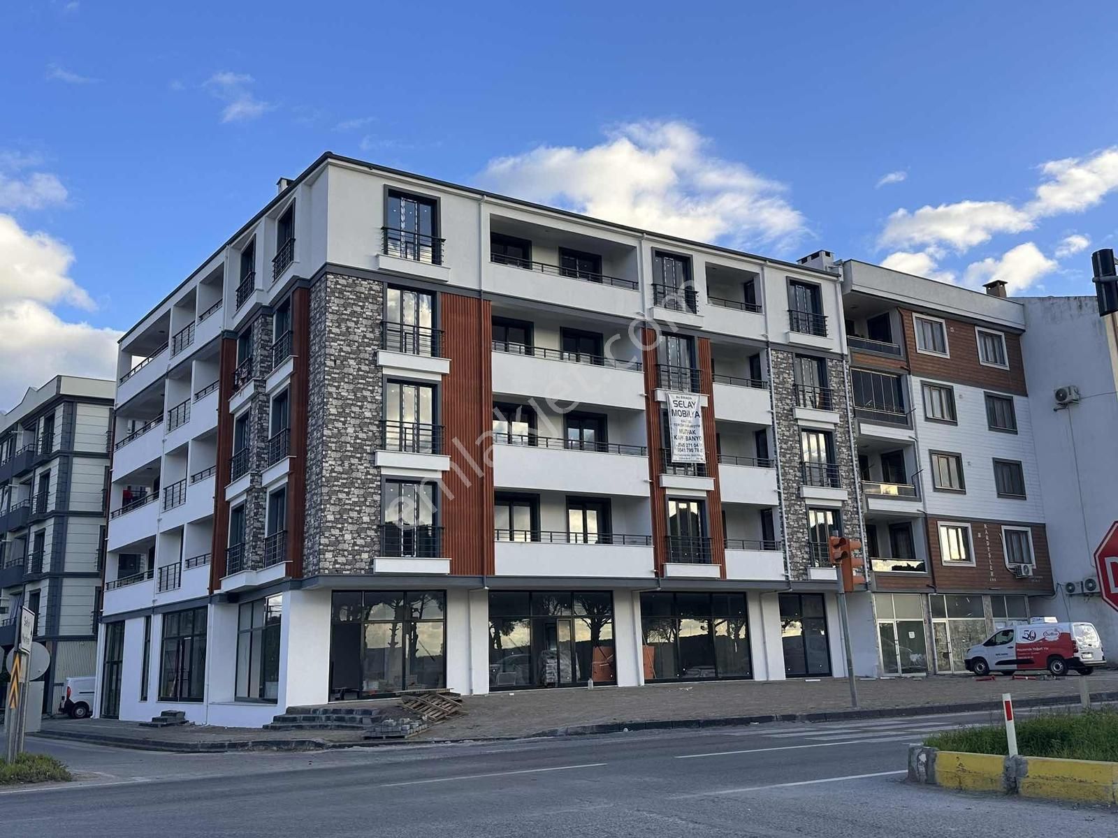 Cadde Üzerinde Manzaralı Kaliteli Lüx 2+1 Satılık Kaliteli Daire