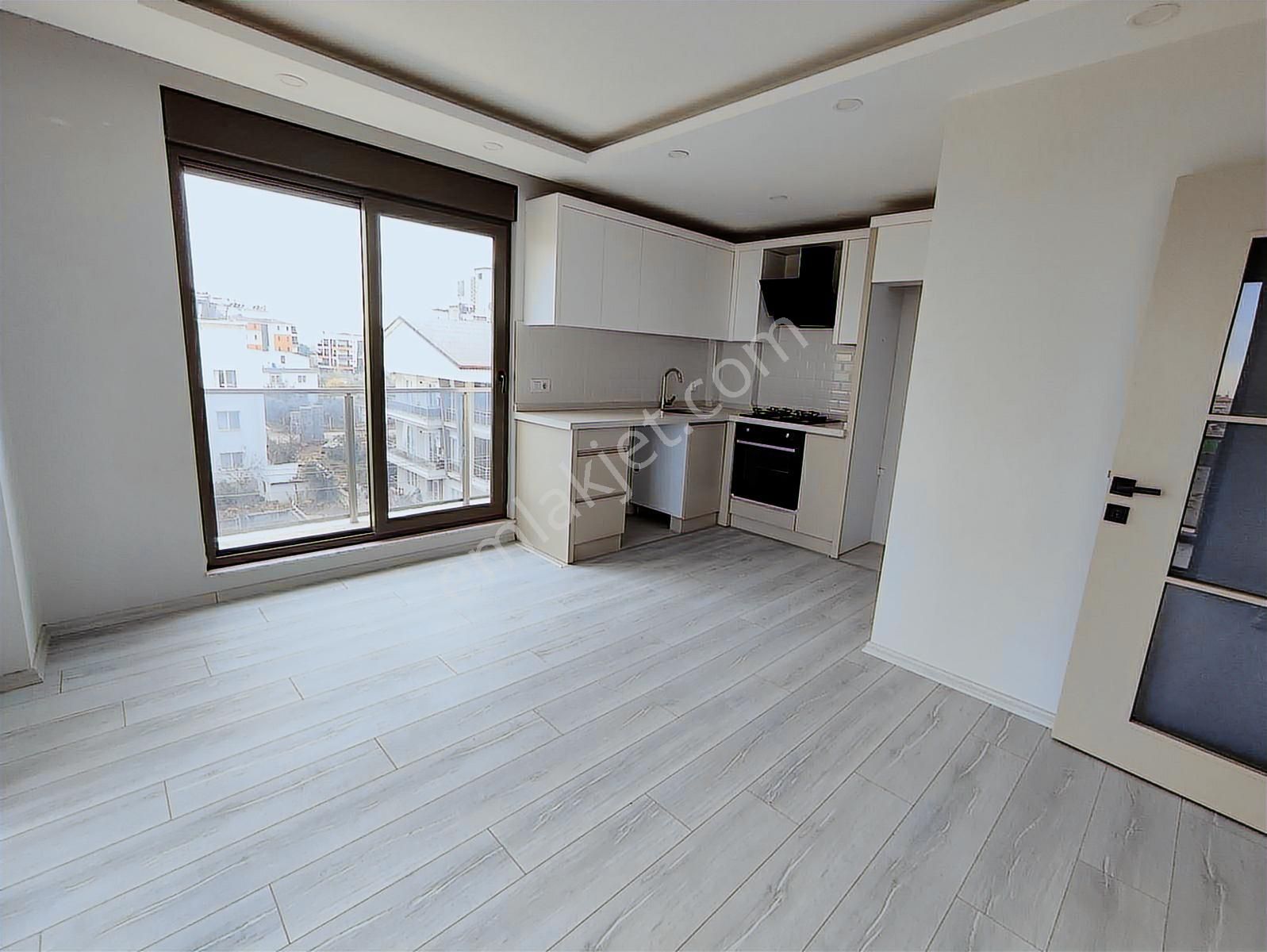 Yeniköy'de Atatürk Caddesi Yakını Ara Kat Kiralık 1+1 Daire