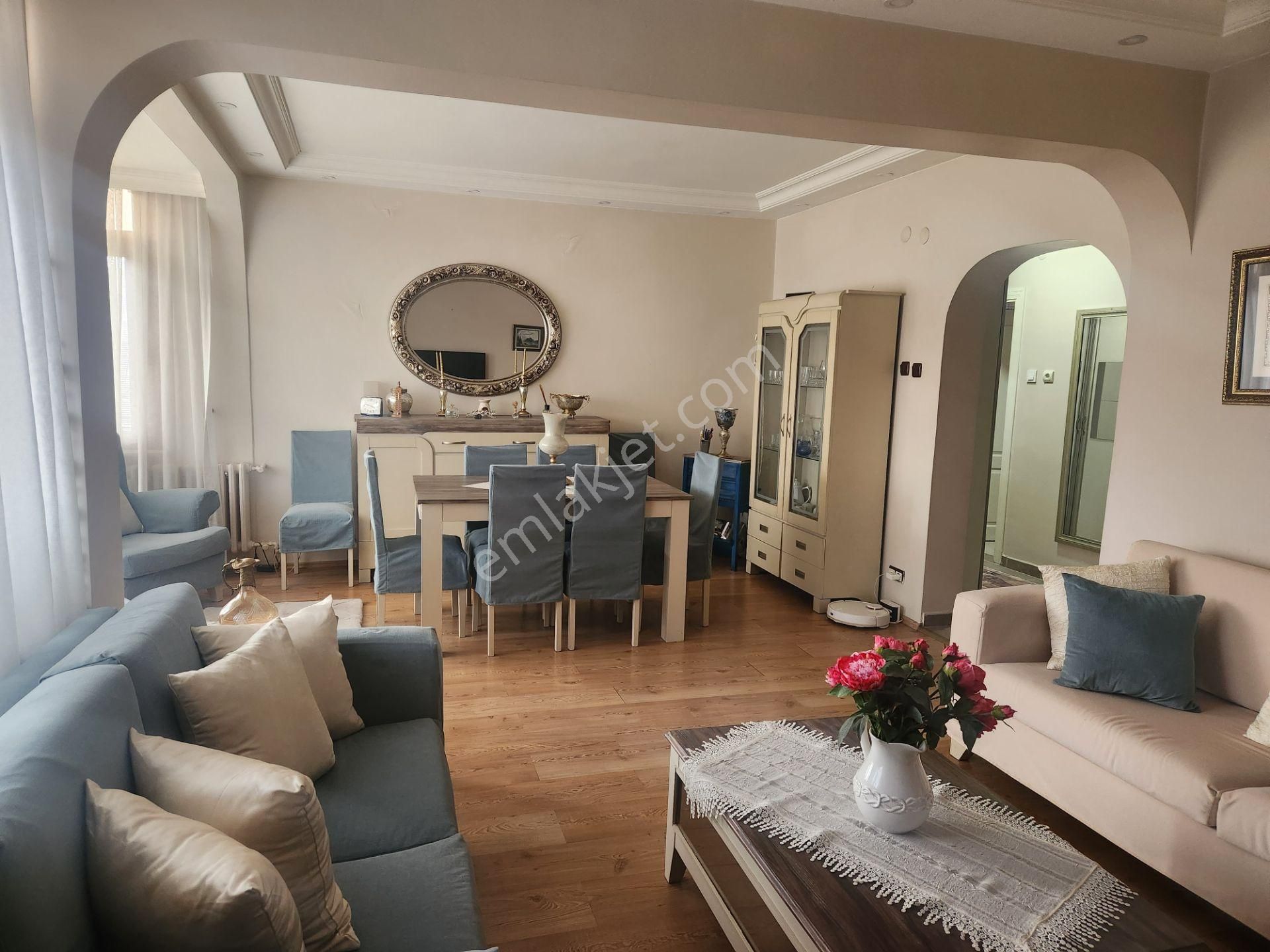 Ataköy 4.kısım To Blokta Bakımlı Üst Kat 2+1 Satılık