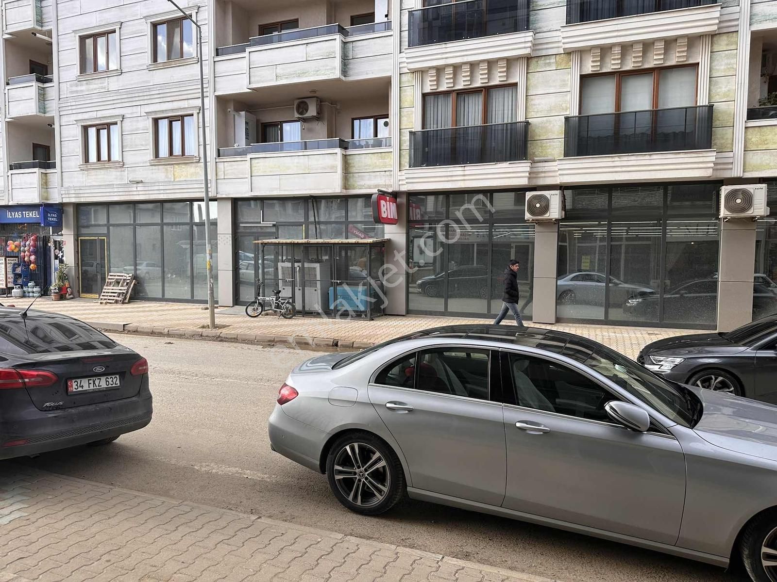 Cadde Üzerinde 45 M2 Geniş Hareketli Bölgede Kiralık İşyeri - Görsel 3