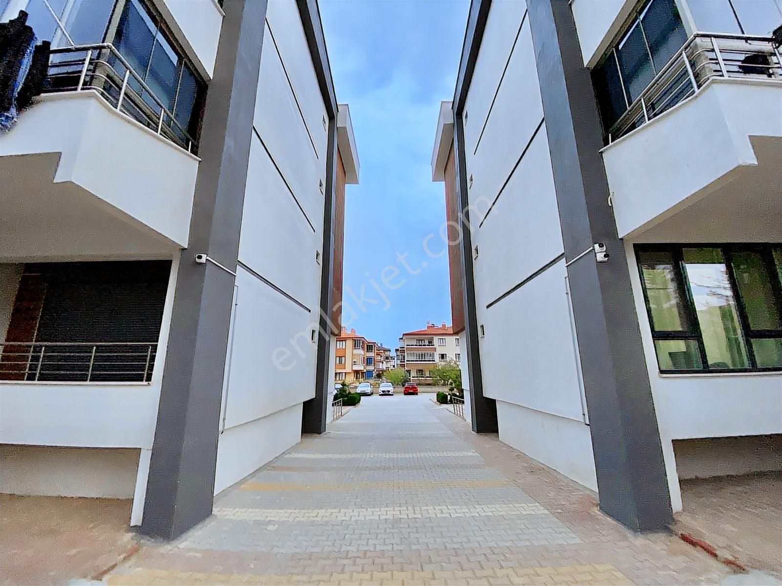 Ahmet Yesevi Cad. Yakını 3+1 Site İçi 5 Yıllık Bakıımlı Daire - Görsel 14