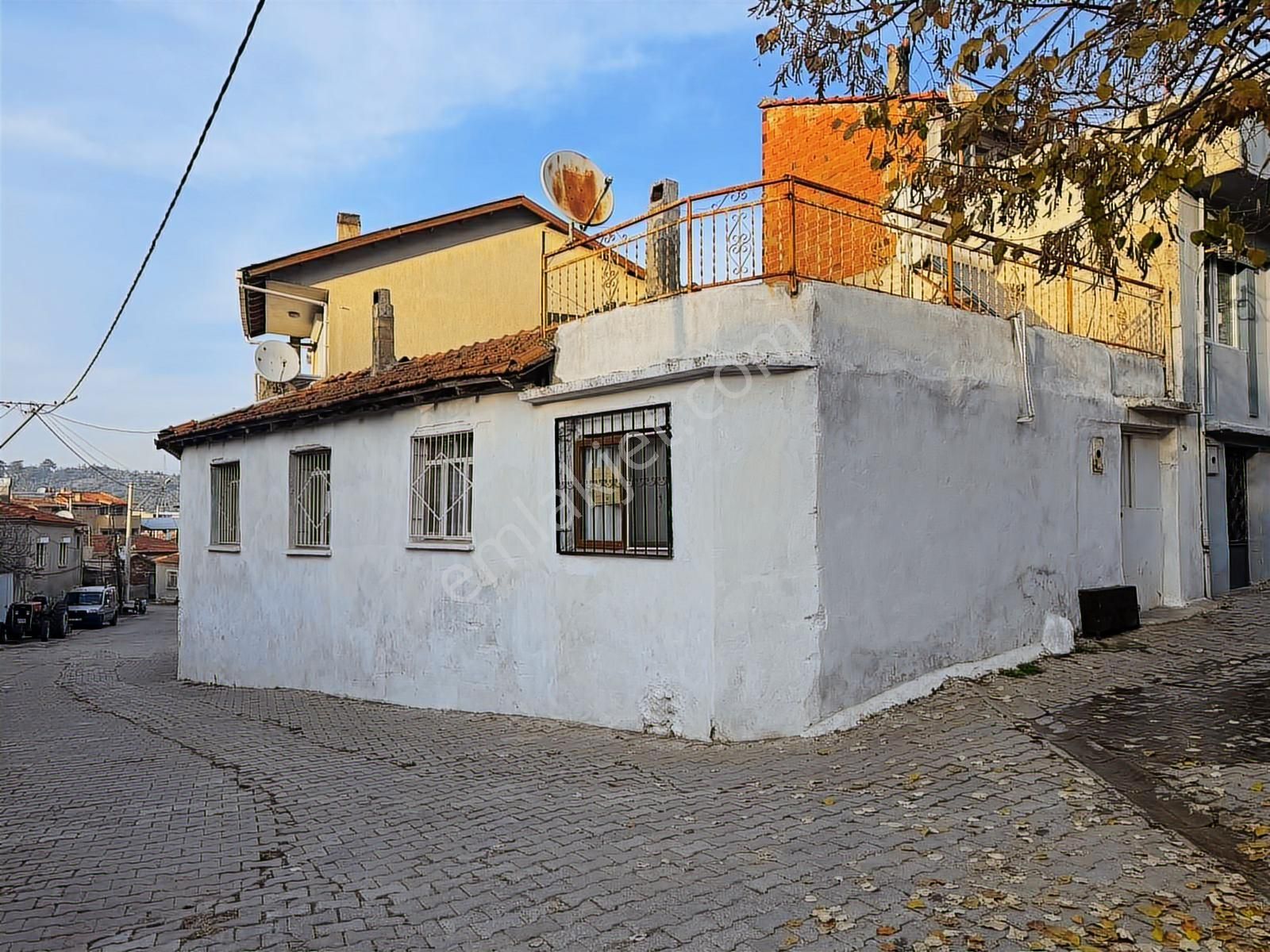 Yukarı Kızılcada Avlulu 4 Odalı Avlulu Kargir Ev!