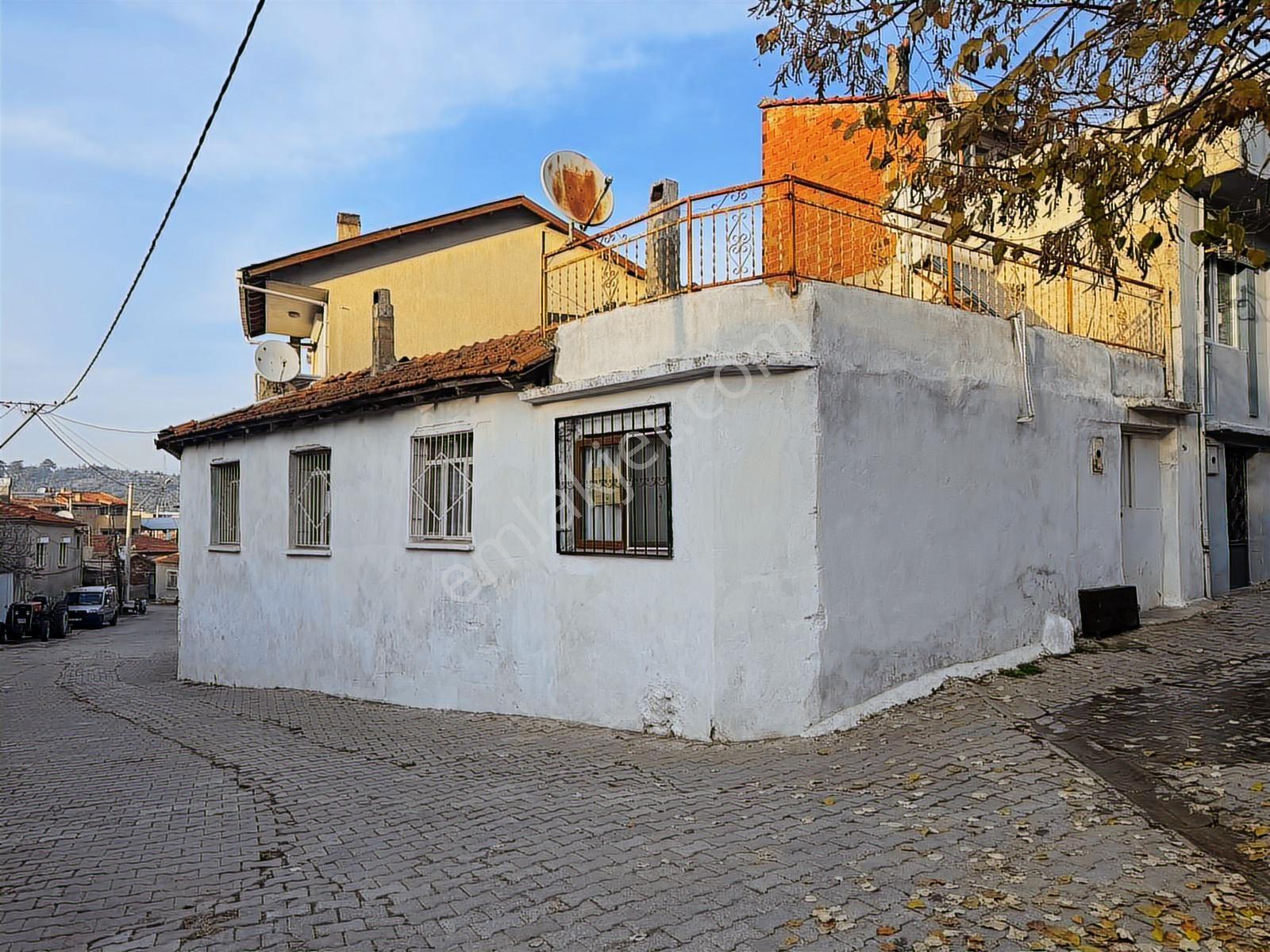Yukarı Kızılcada Avlulu 4 Odalı Avlulu Kargir Ev!