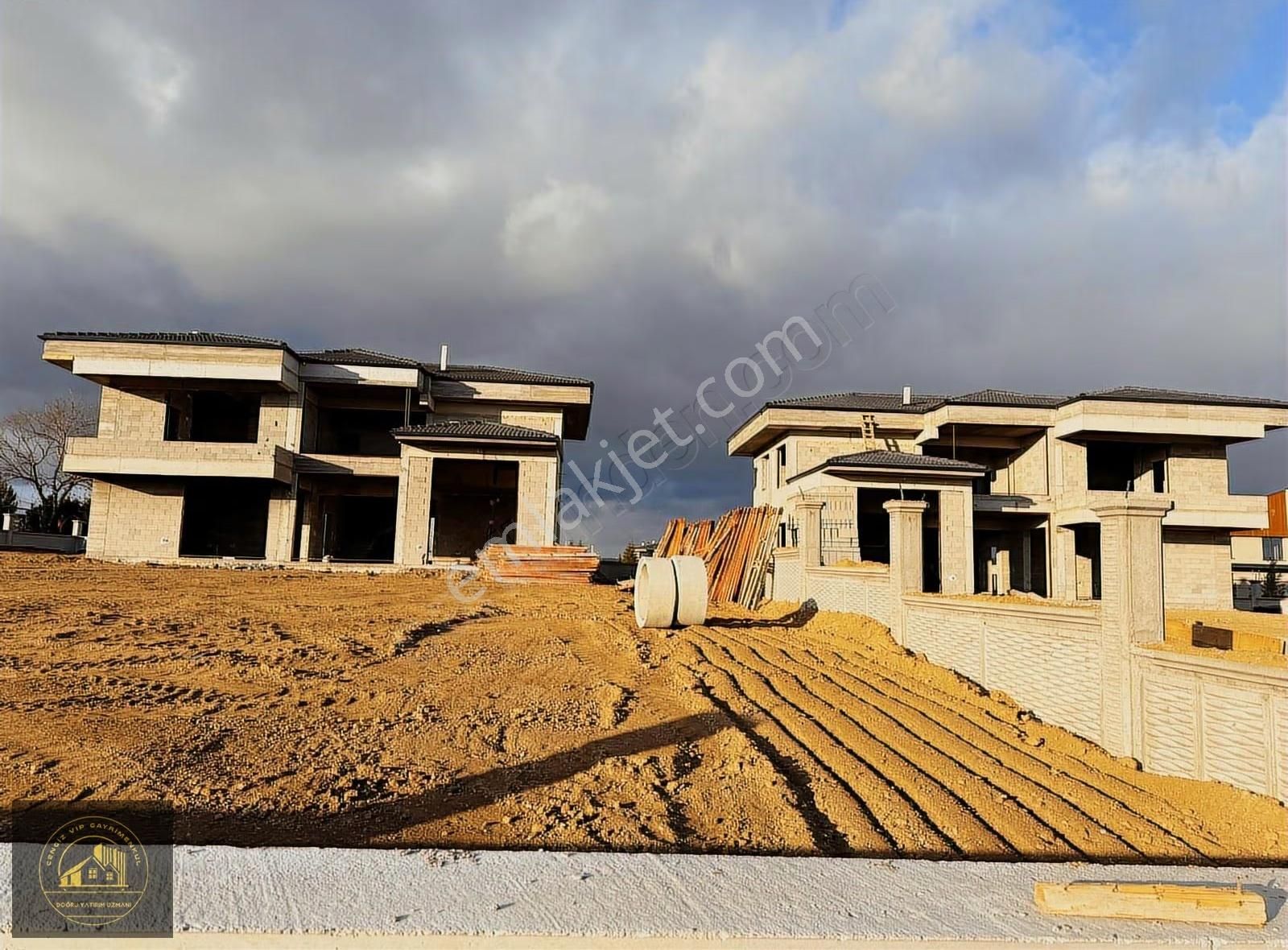 1500 M2 Arsa** Havuzlu** Kapalı Otopark**5+1 Villalar