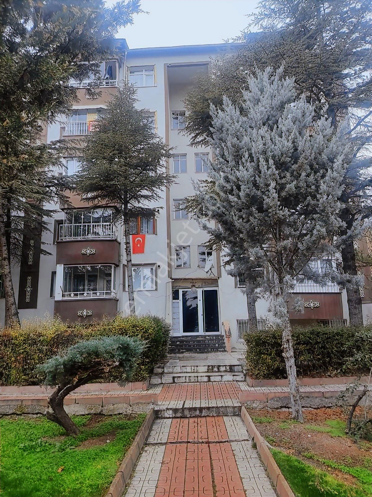Serhat Mahallesi 200 Evler Sitesinde Ara Kat 3+1 Kiralık Daire