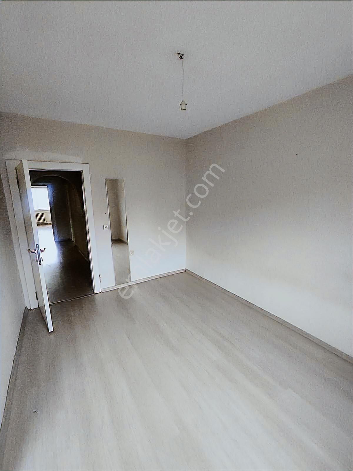 Serhat Mahallesi 200 Evler Sitesinde Ara Kat 3+1 Kiralık Daire - Görsel 14