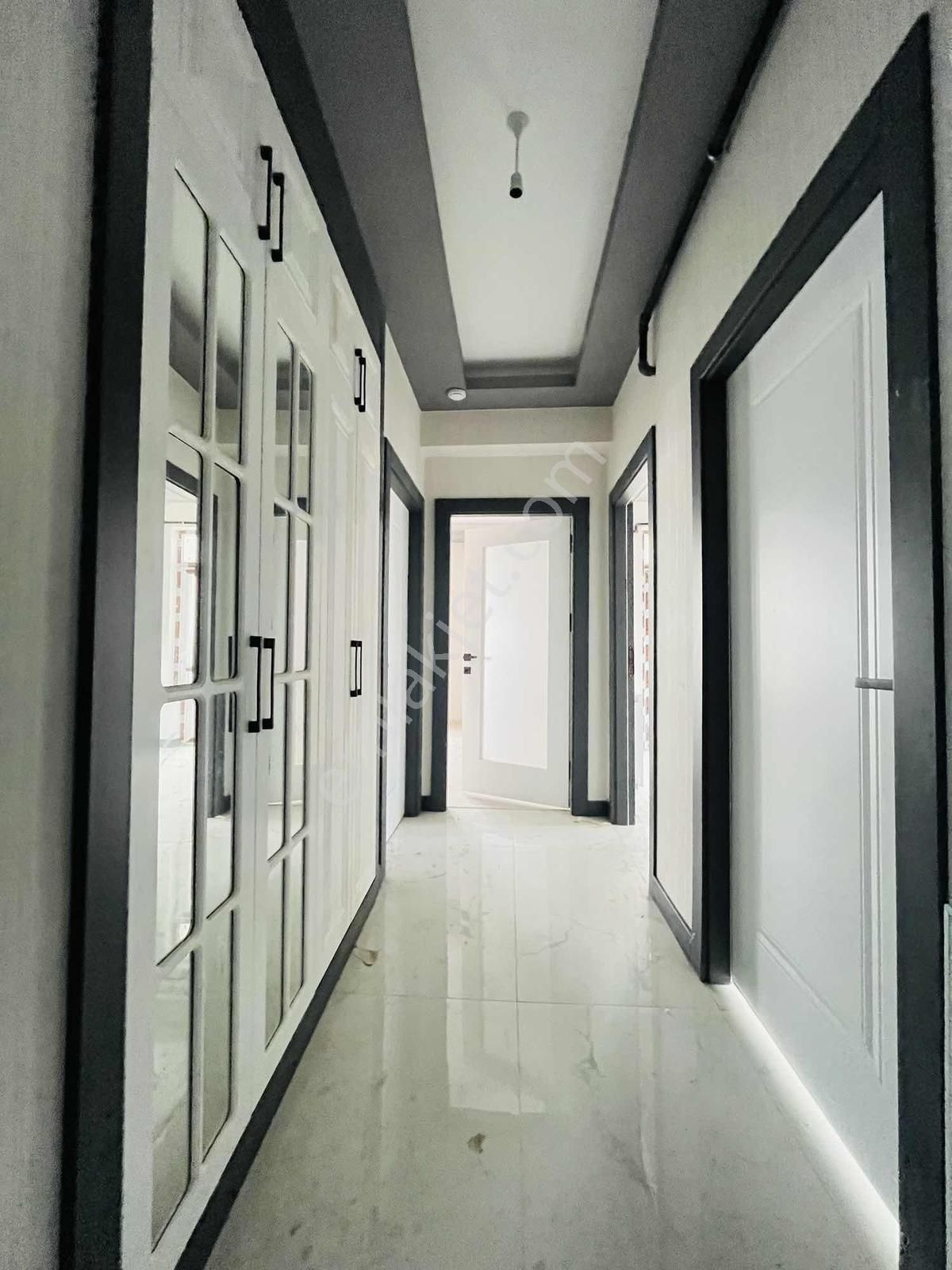 Yuvam'dan Merkezi Konumda Geniş Oturum Sıfır Öncephe Kiralık 2+1 - Görsel 2