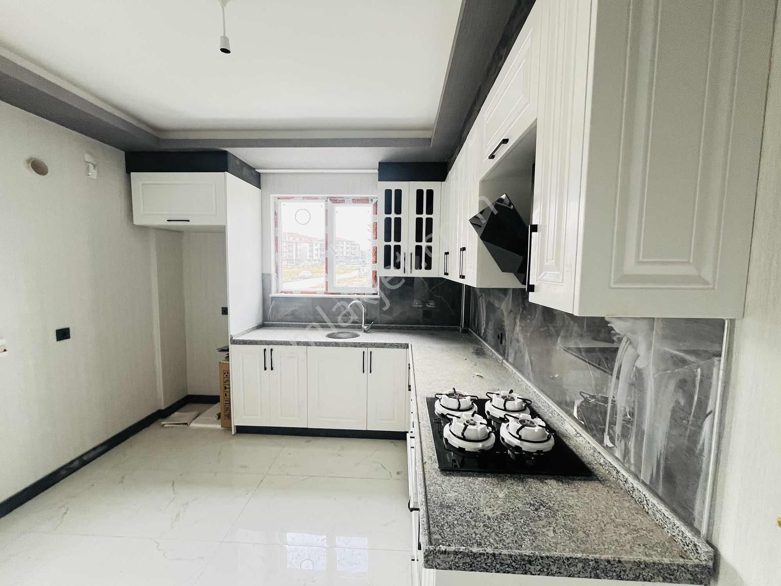 Yuvam'dan Merkezi Konumda Geniş Oturum Sıfır Öncephe Kiralık 2+1 - Görsel 23