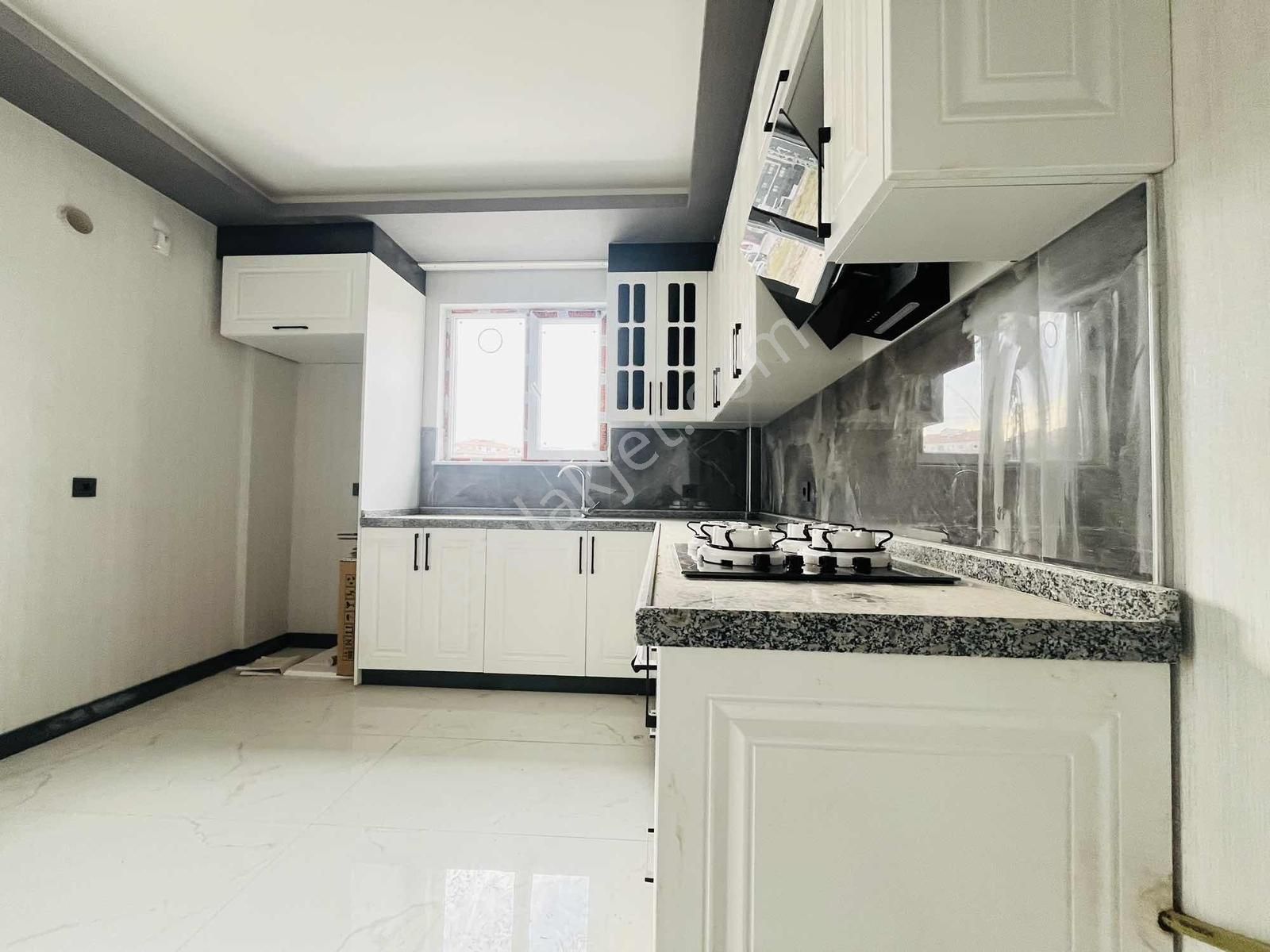 Yuvam'dan Merkezi Konumda Geniş Oturum Sıfır Öncephe Kiralık 2+1 - Görsel 21