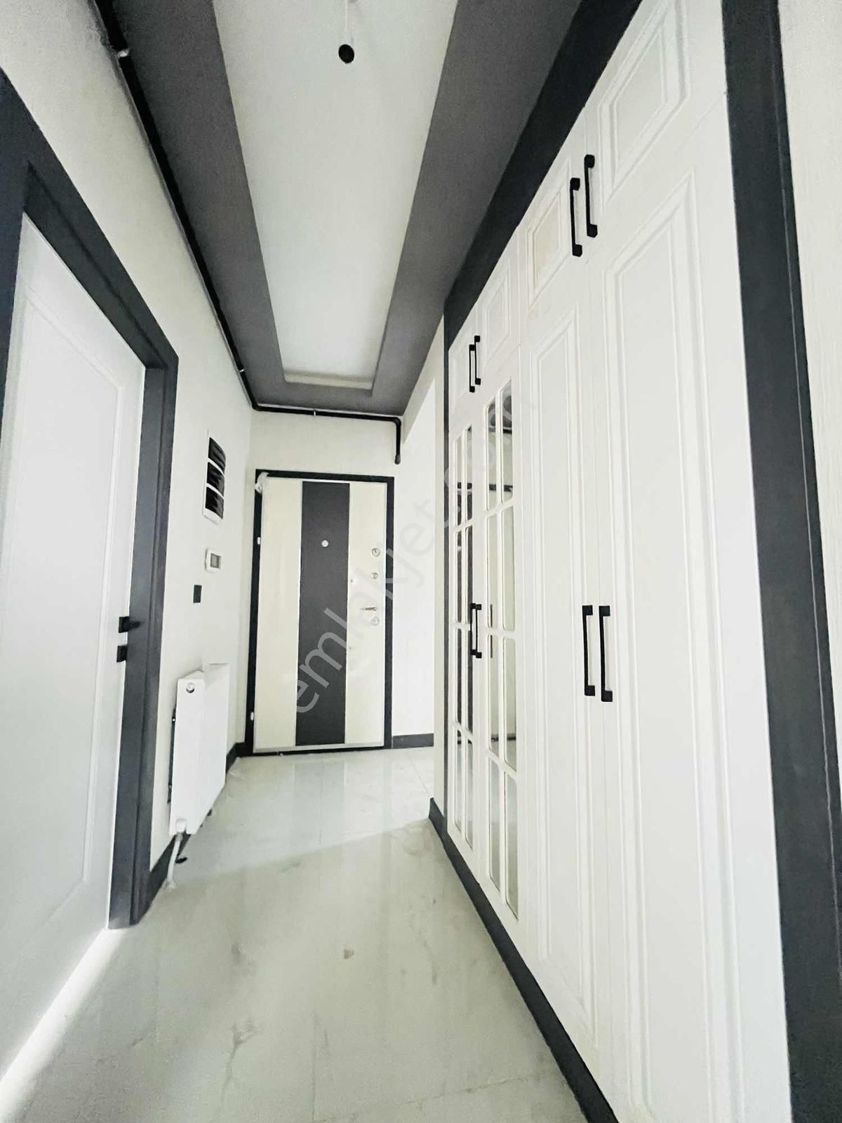 Yuvam'dan Merkezi Konumda Geniş Oturum Sıfır Öncephe Kiralık 2+1 - Görsel 28