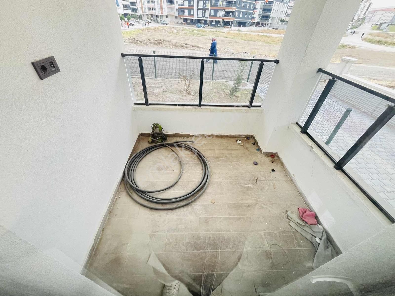 Yuvam'dan Merkezi Konumda Geniş Oturum Sıfır Öncephe Kiralık 2+1 - Görsel 8