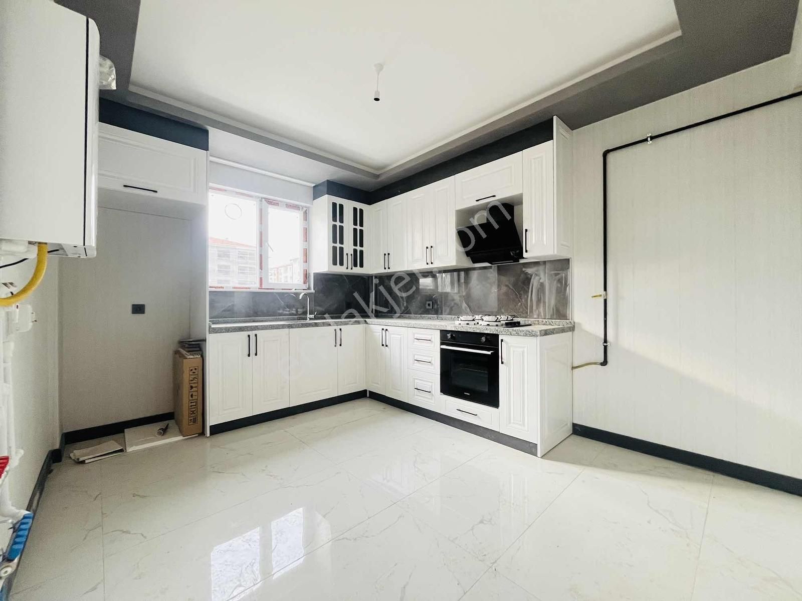 Yuvam'dan Merkezi Konumda Geniş Oturum Sıfır Öncephe Kiralık 2+1 - Görsel 4