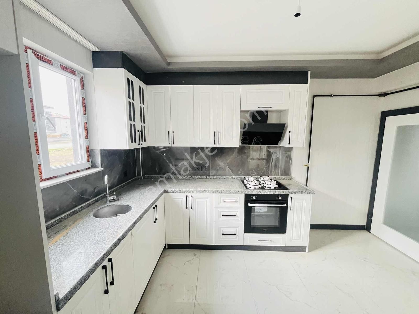 Yuvam'dan Merkezi Konumda Geniş Oturum Sıfır Öncephe Kiralık 2+1 - Görsel 24