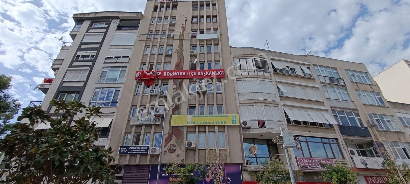 İzmir Bornova Kazımdirikte Meydanda Satılık Kiracılı İşyeri