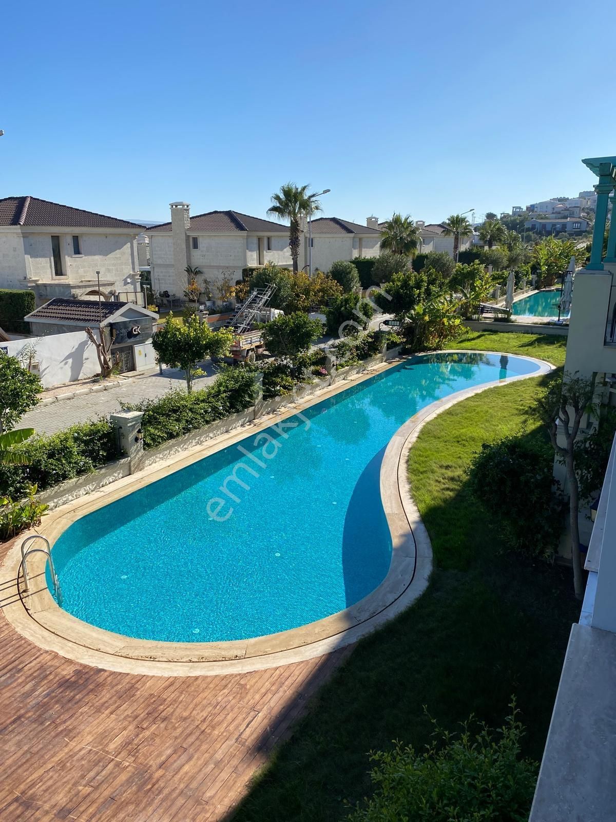 Alaçatı Port Yakını Şerefiyesi Yüksek Havuzlu Dubleks 2+1 Daire