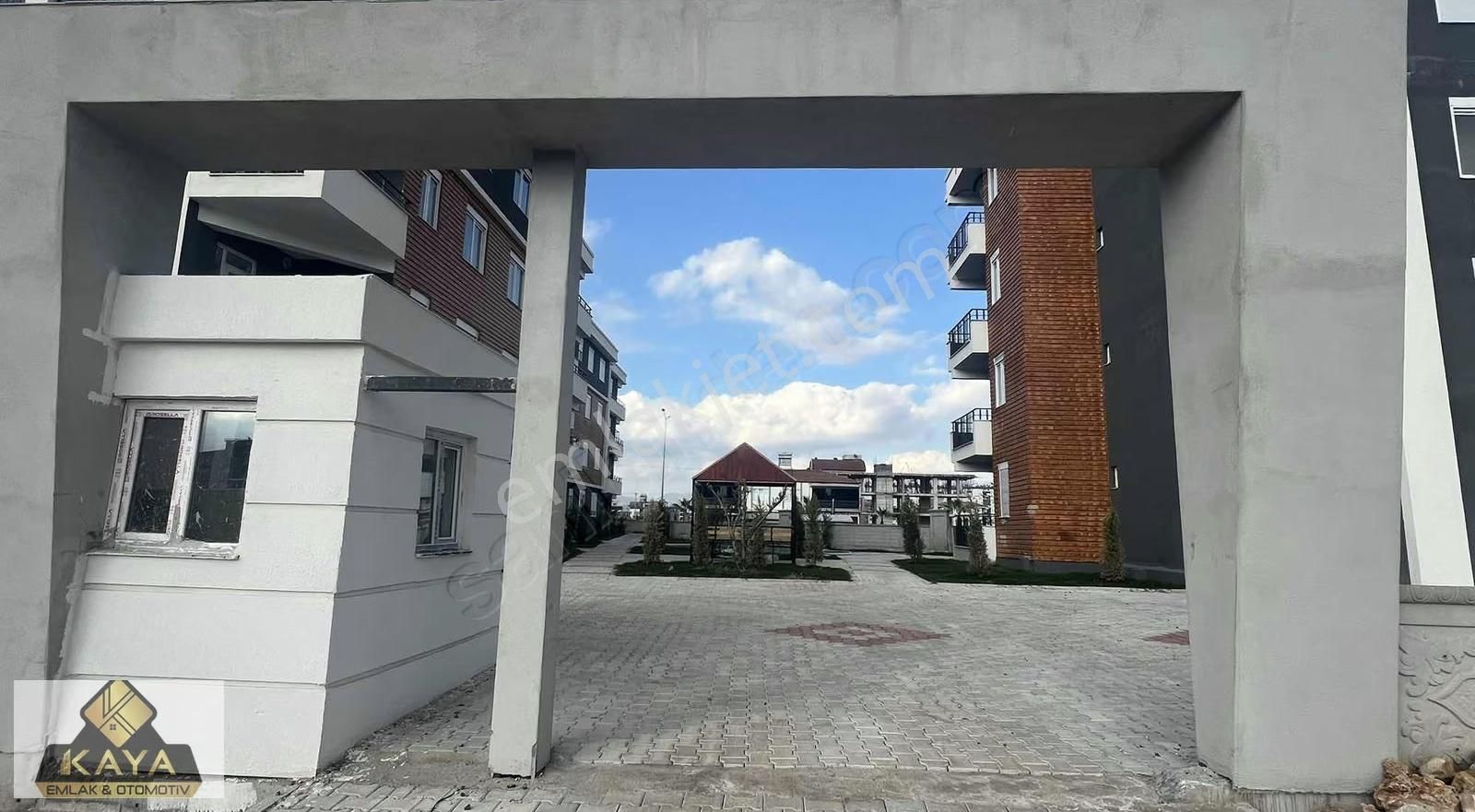 Hasataneye Yakın Havuzlu Site İçi Katta 2+1 - Görsel 2