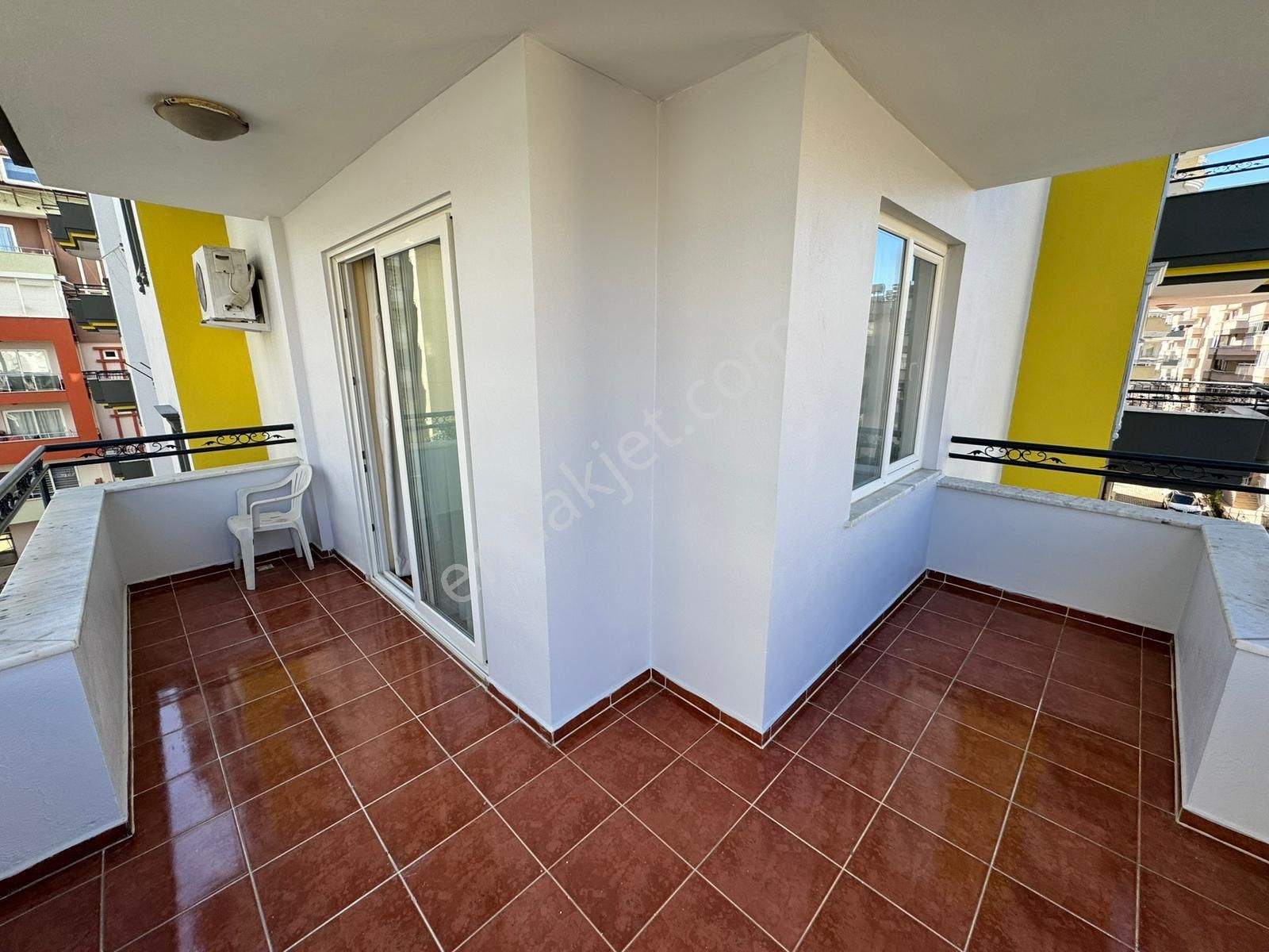 Barbaros Cad. Acil Satılık 2+1 Eşyalı Geniş Daire - Görsel 23
