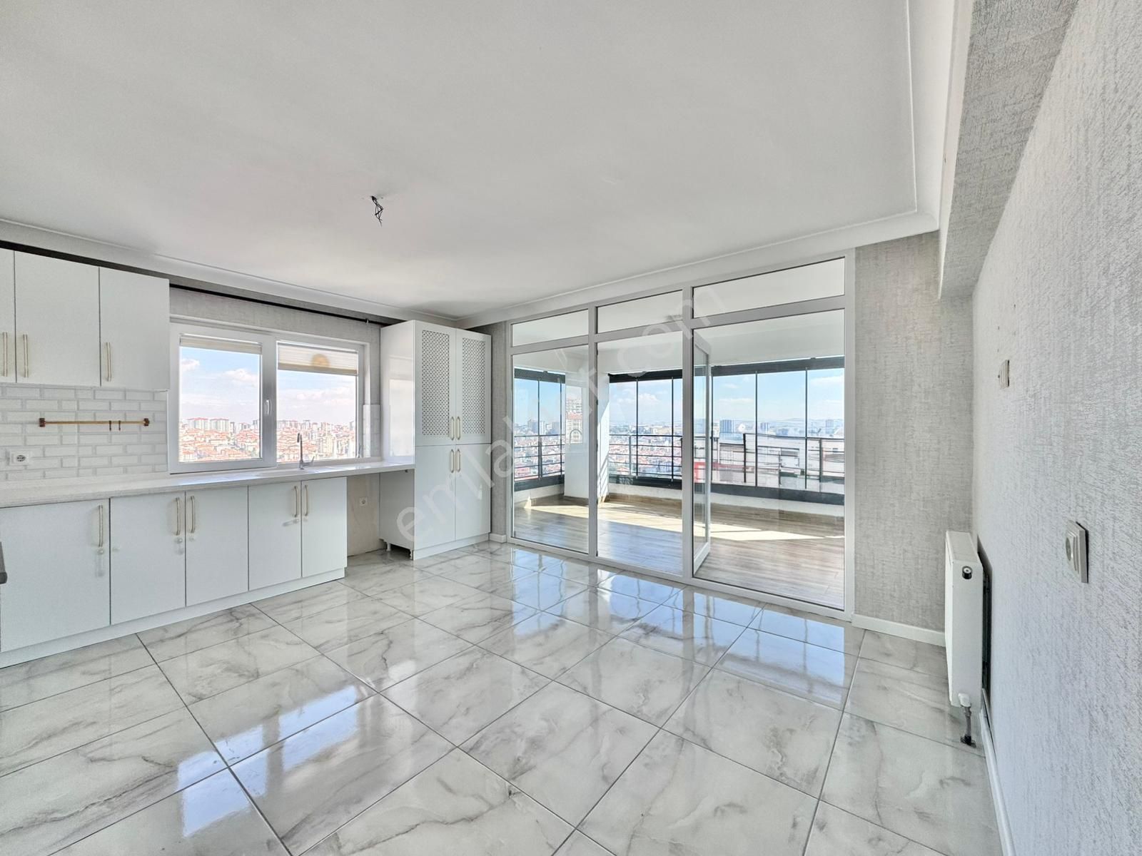 Pursaklar Mehmet Zengin Emlak'tan Teras Balkonlu Çift Banyolu 16.kat 4+1 Ultra Lüks Sitede